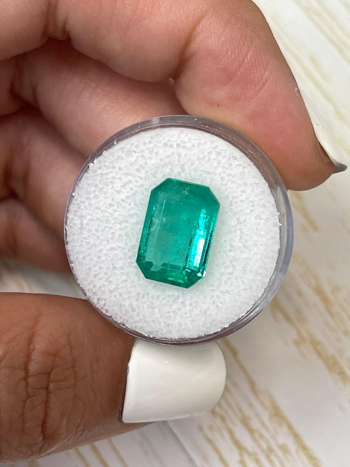 Prächtiger grüner 4,89 Karat kolumbianischer Smaragd im Smaragdschliff im Smaragdschliff - Mai Geburtsstein Damen im Angebot