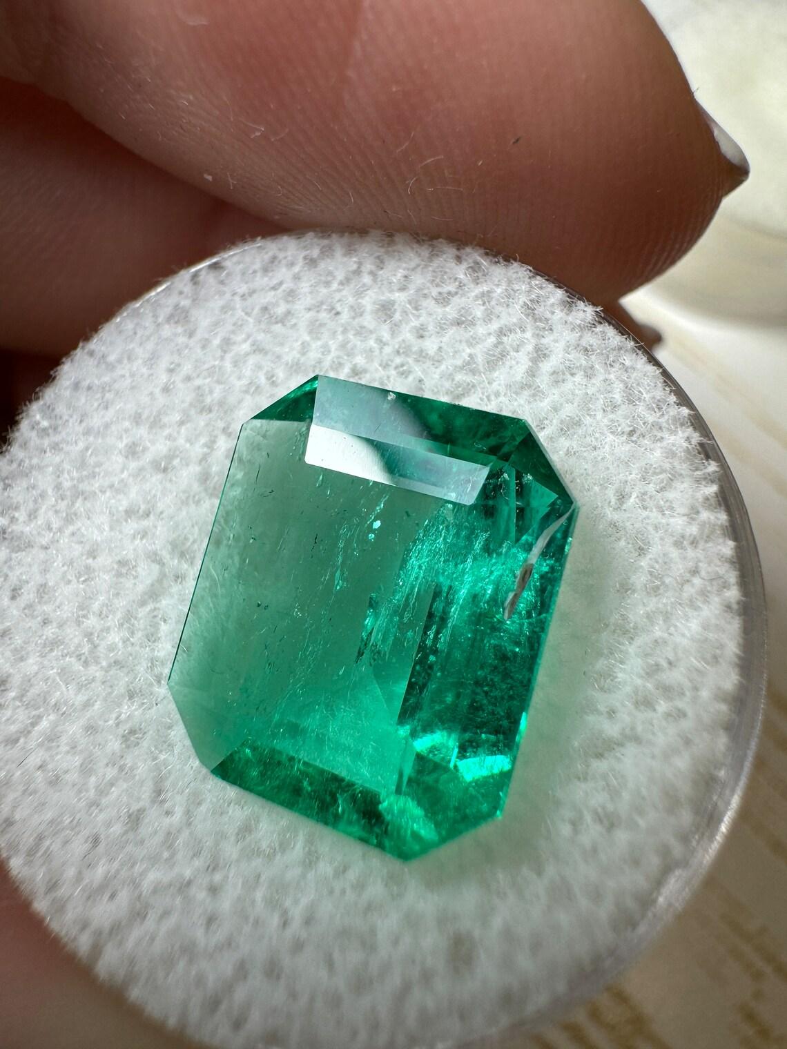 A. Stone: Smeraldo
Peso: 5,15 carati
Forma: Taglio smeraldo
Chiarezza: Trasparente
Lucentezza: Molto buono
Colore: Greene & Greene bluastro
Misure: 13,39 mm x 11,39 mm x 4,99 mm
Origine geografica: Colombia
Trattamento: Naturale, oliatura

Commenti: