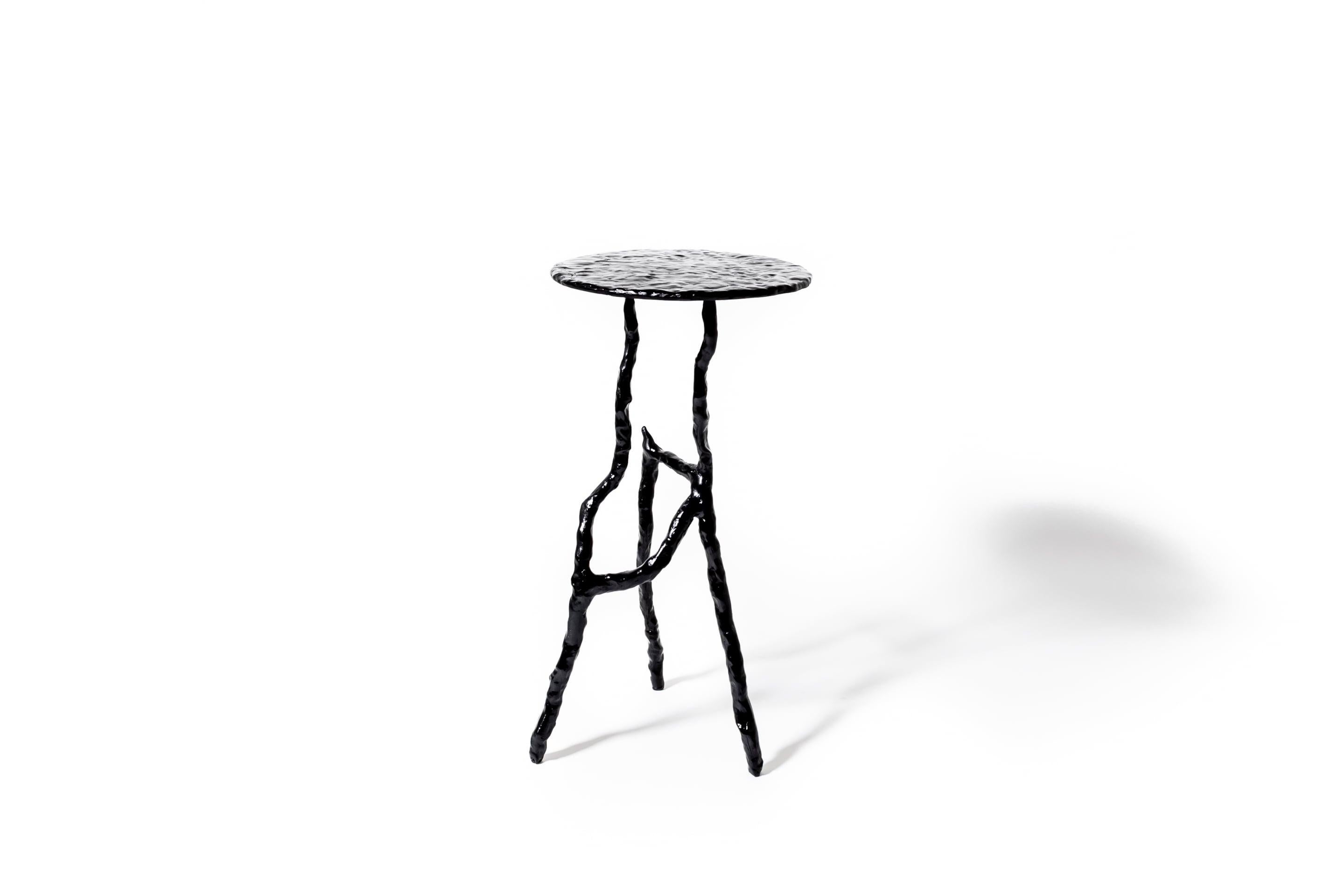 Élevez votre intérieur avec la table d'appoint Sprig, une table d'appoint moderne en métal fabriquée avec précision et élégance. Avec un diamètre compact de 11 pouces et une hauteur de 21,25 pouces, cette petite table d'appoint ronde est parfaite