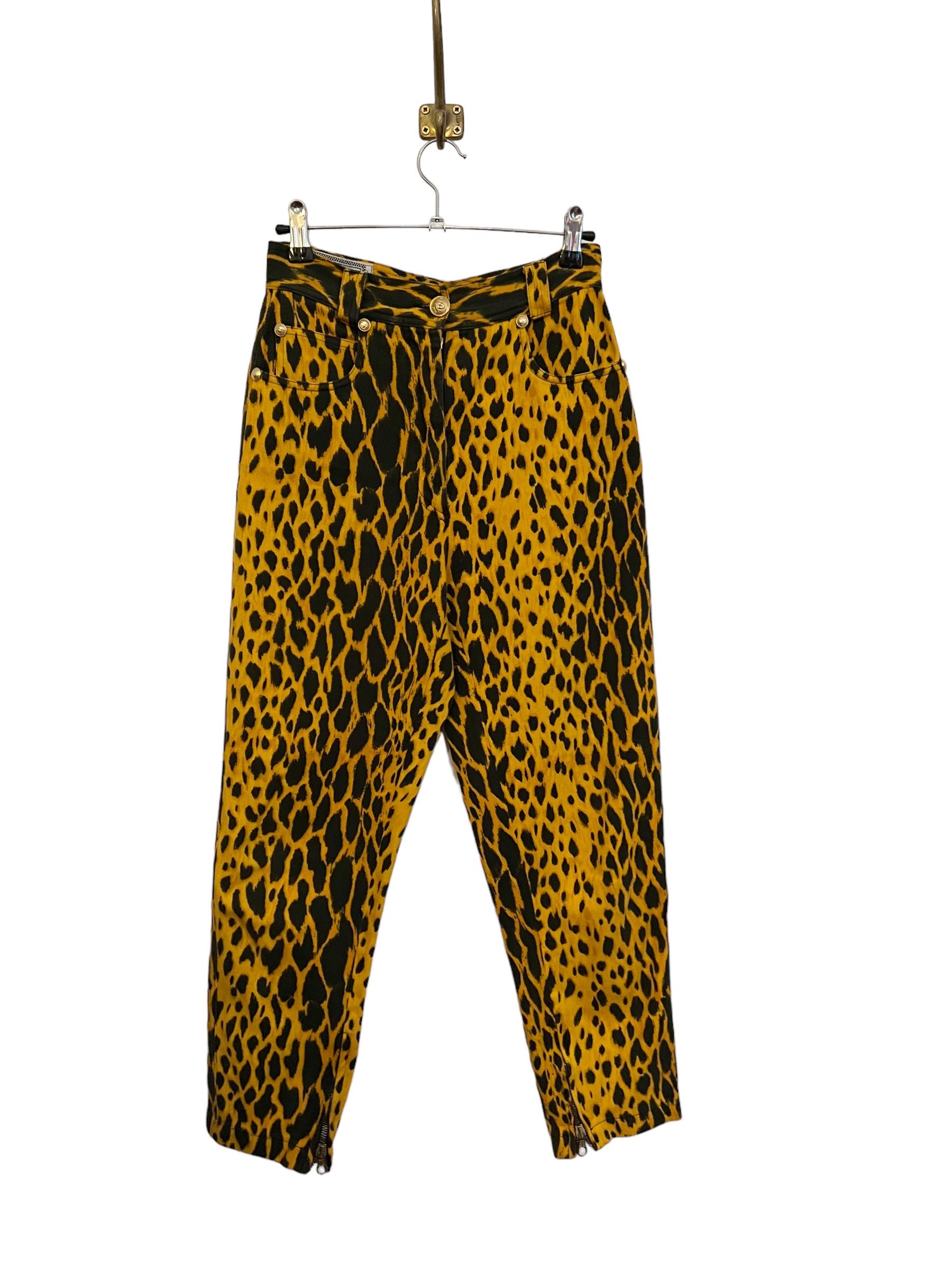 Iconic Spring/ Summer 1992 Vintage Gianni Versace Runway Cheetah patterned, High waisted jeans with Gold Medusa Hardware details. 

MADE IN ITALY

Features:
Button fasten
Zip
Classic x4 pocket design
High Waisted
Ankle zips

100% Cotton

Sizing: