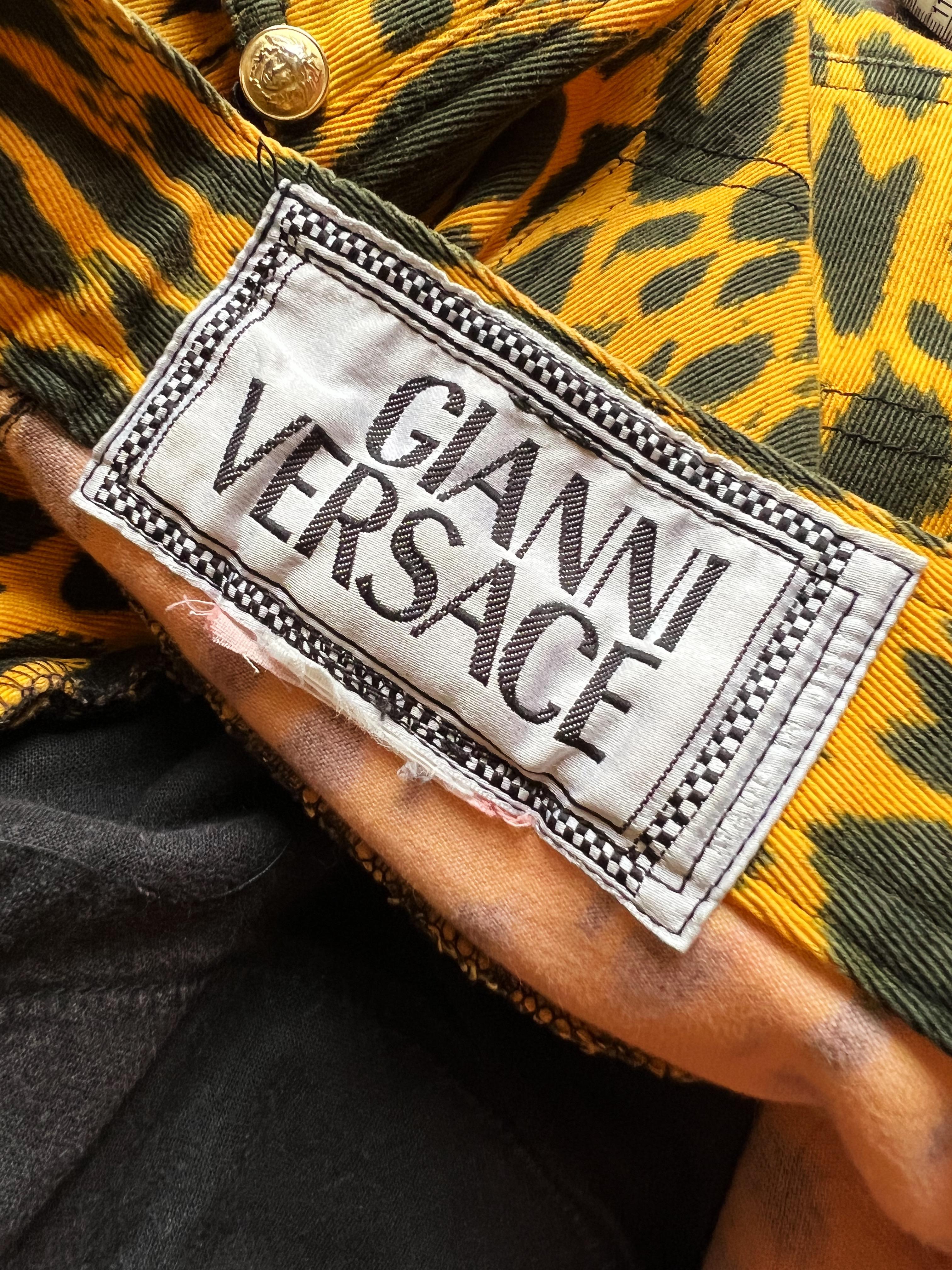Spring 1992 Gianni Versace Runway Cheetah Leopard High waisted patterned Jeans In Excellent Condition For Sale In Sheffield, GB