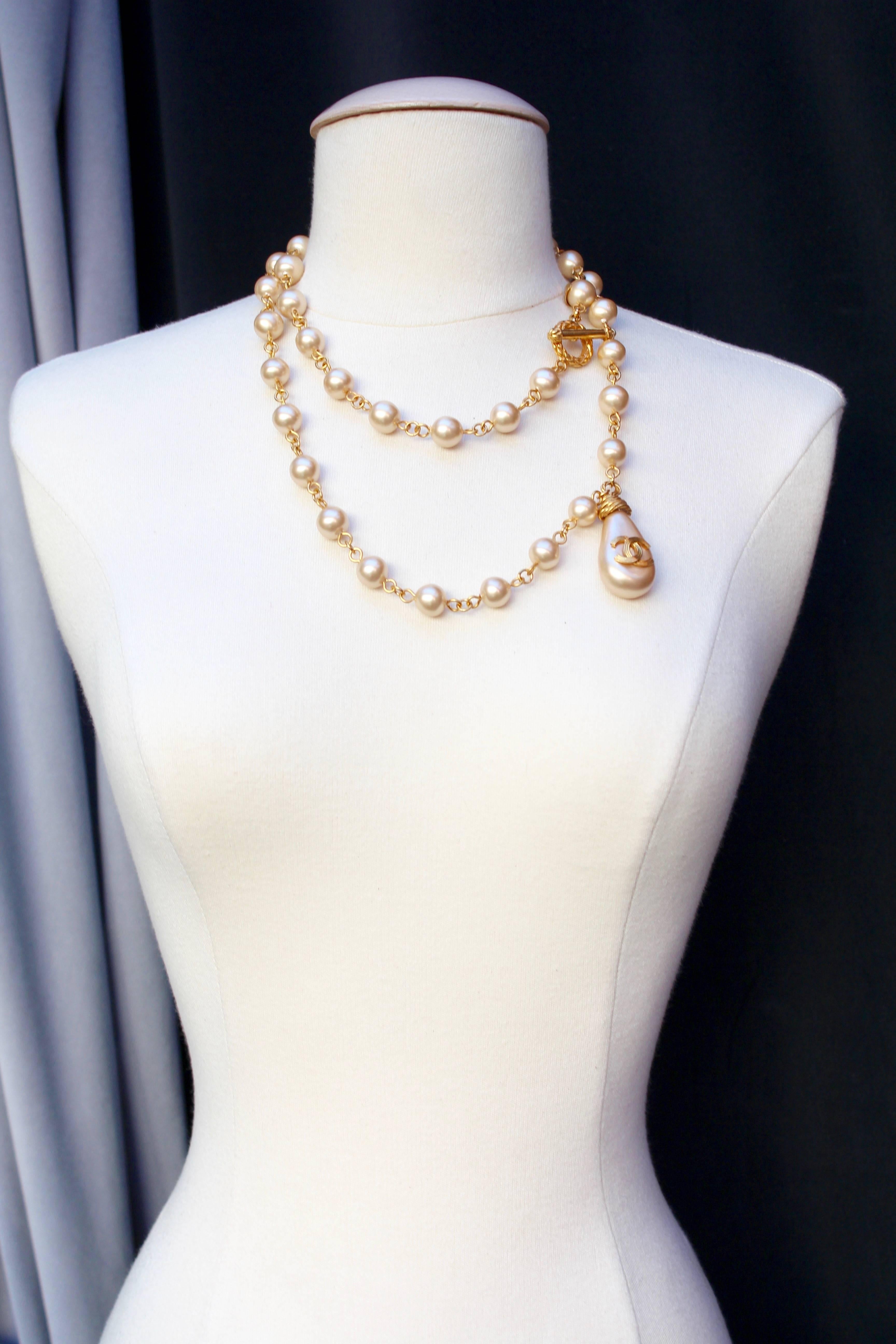 Spring 1994 Chanel pearly beads long necklace with “calisson” shaped pendant In Excellent Condition In Paris, FR