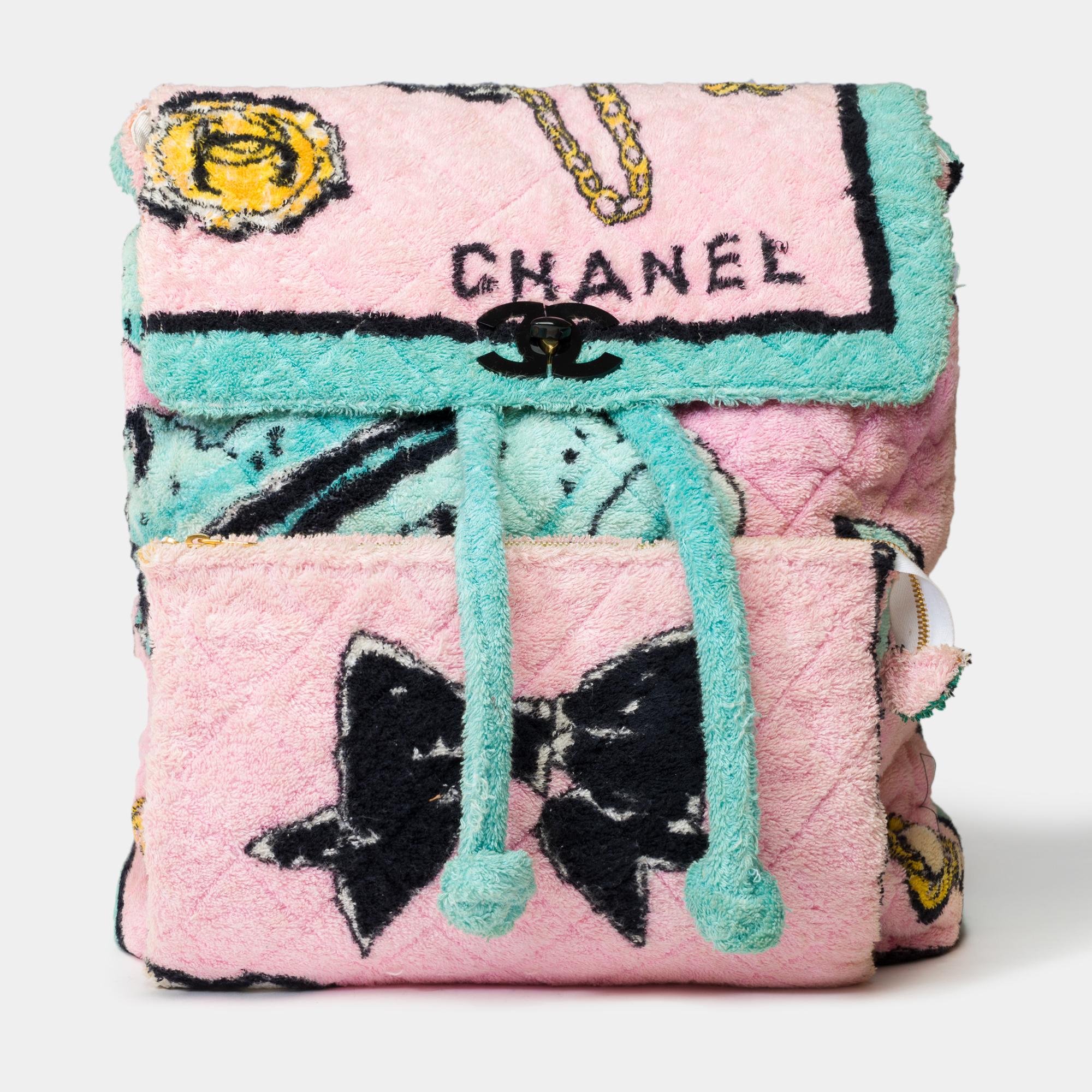 Exceptionnel et Rare Sac à dos Chanel XL édition limitée printemps-été 1994 en coton éponge rose et bleu permettant un portage sur le dos.

Bretelles élastiques noires avec monogramme blanc
Fermoir pivotant avec logo CC noir
Poche frontale amovible