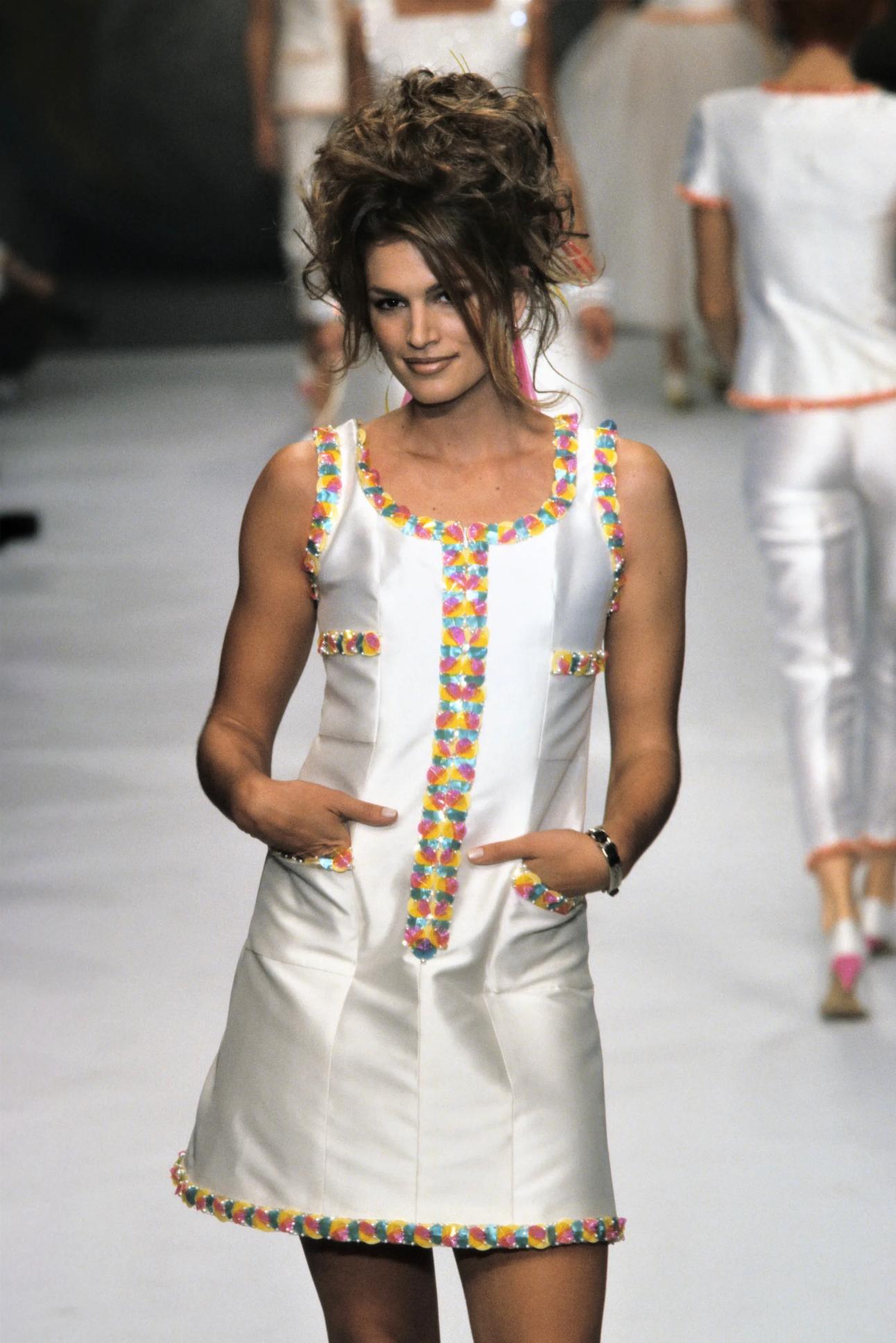 Primavera 1996: abito Chanel con cinturino in paillettes floreali In condizioni buone in vendita a San Francisco, CA
