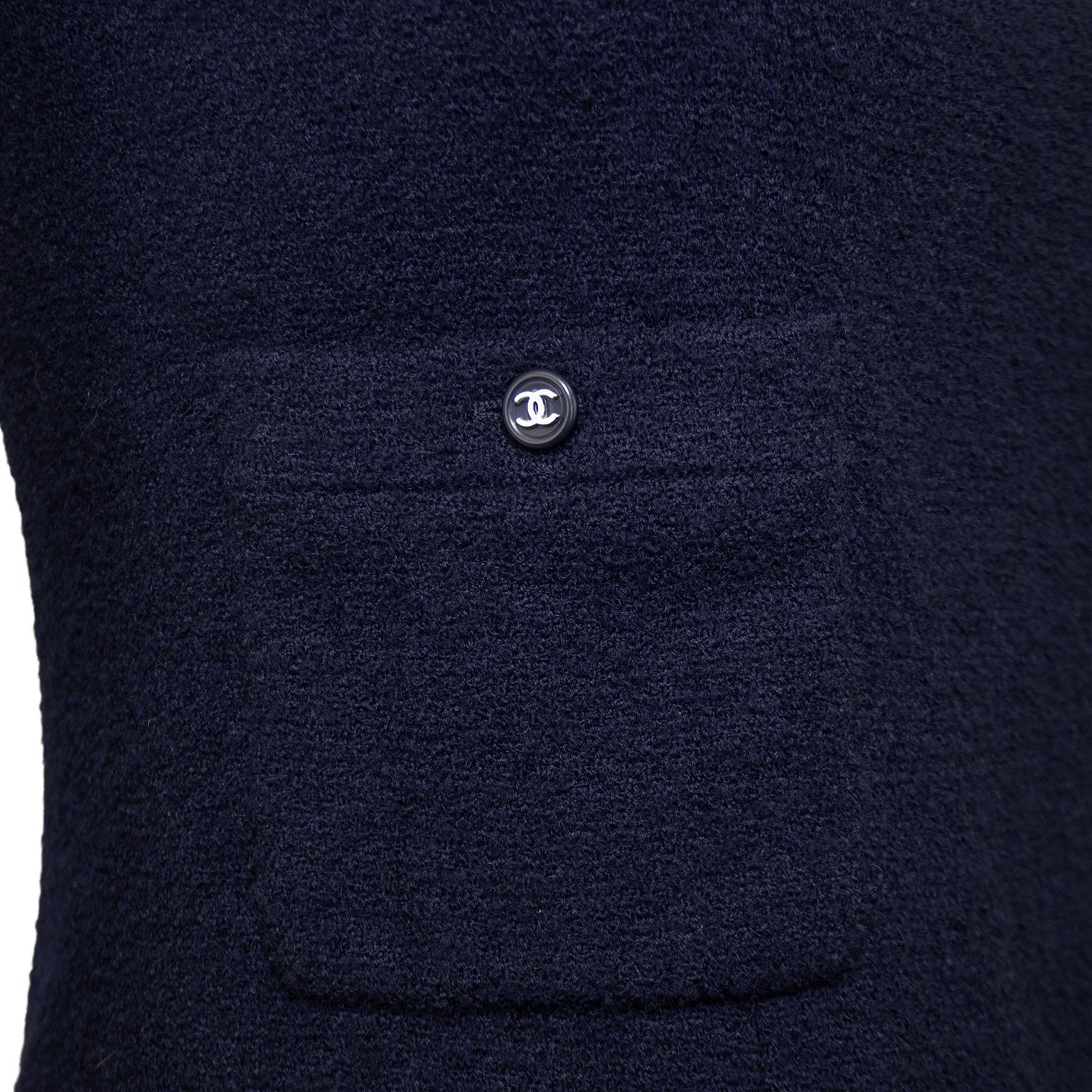 Spring 1996 Chanel Navy Blue Boucle Dress  In Good Condition For Sale In Toronto, Ontario