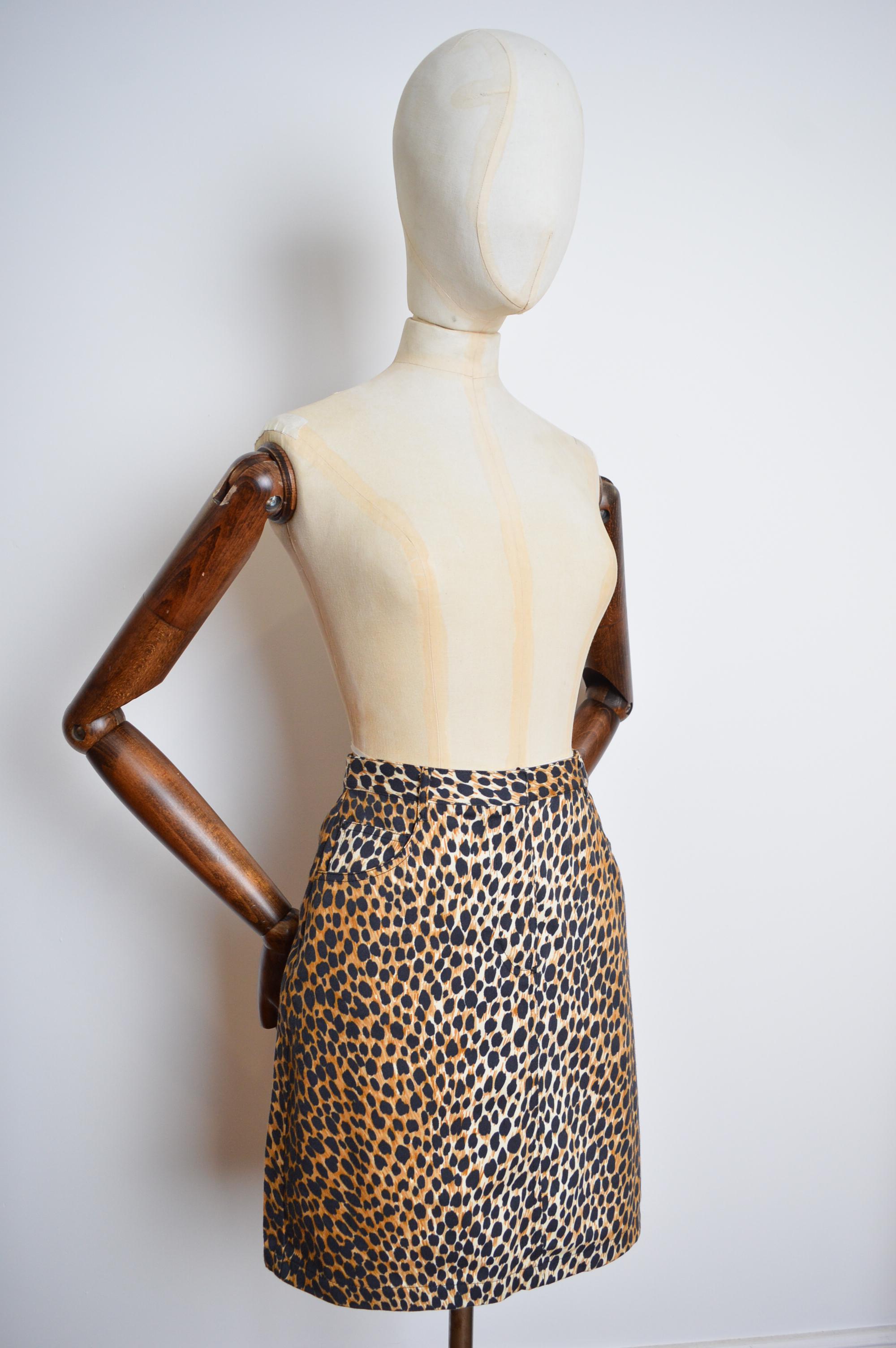 This iconic Dolce & Gabbana Mini skirt from the Spring 1996 Collection, has a High waisted fit and above the Knee length hem, the skirt is crafted from a Cheetah print Cotton.

MADE IN ITALY.

Zip & Press Button closure 
Hip Pockets
Belt Loops
98%