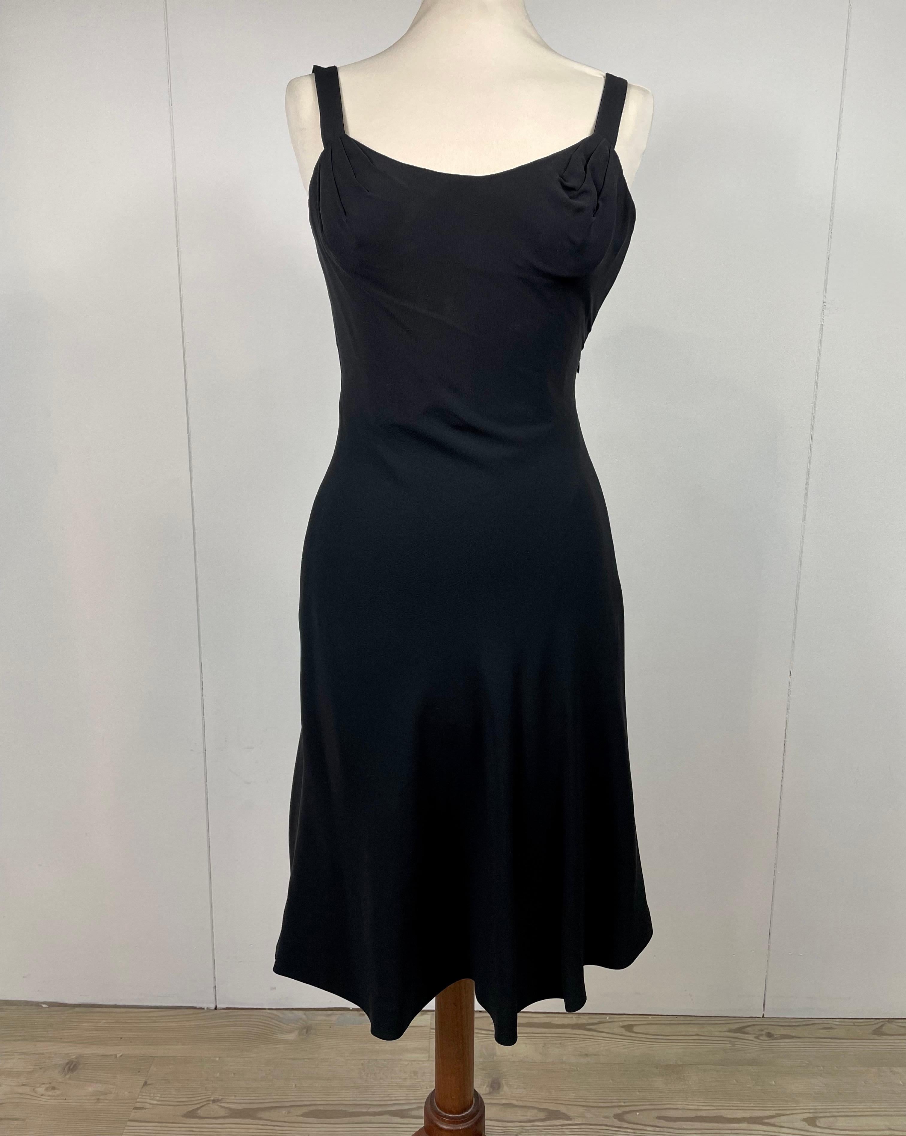 Gianni Versace dress from the Spring 1996 ready to wear collection.
In 93% silk, 5% poly and 2% elastane.
Size indicated 4.
breast 36 cm
waist 32 cm
100 cm long.
In excellent condition.