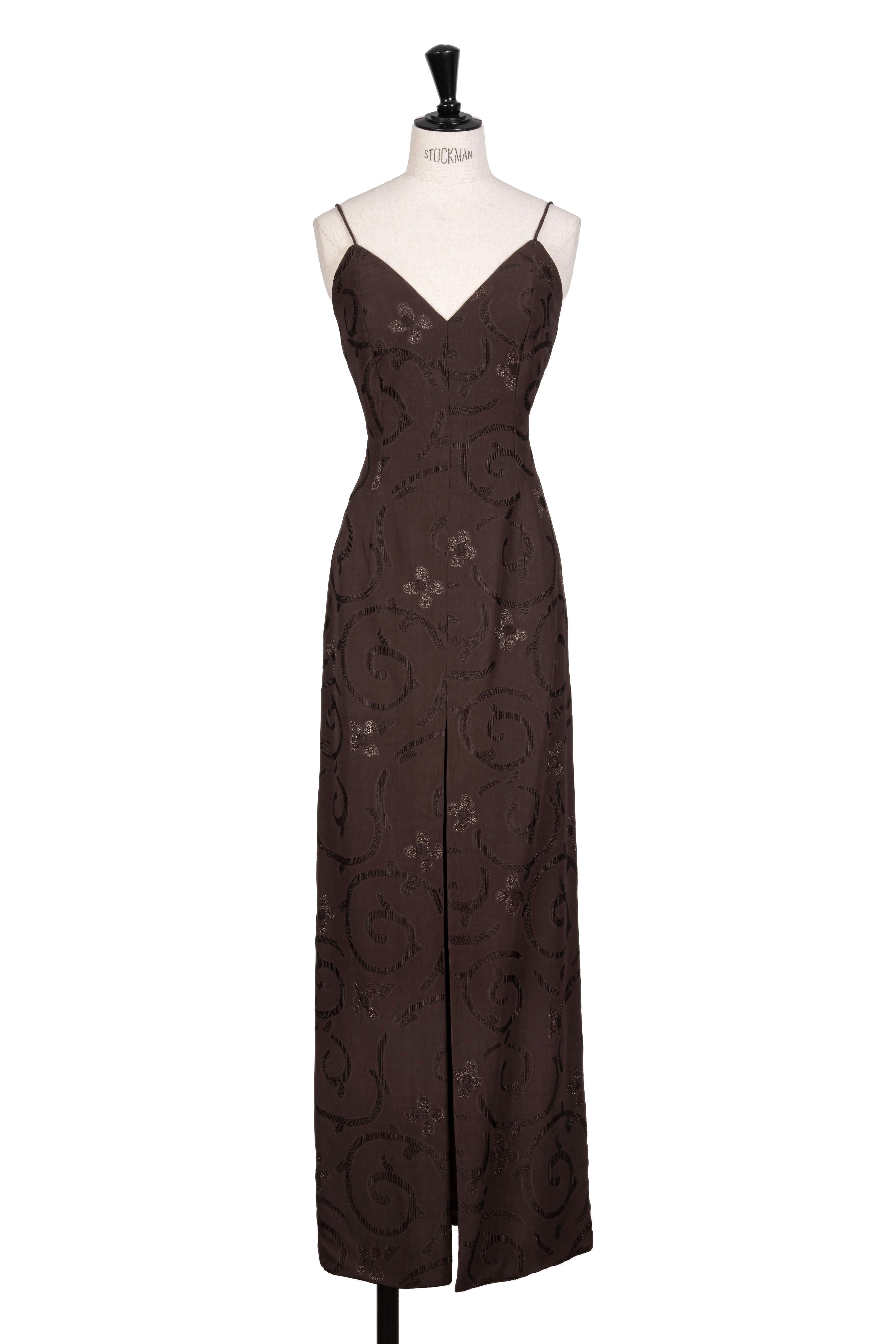 Oh ! Jackie a le plaisir de proposer cette robe longue sensuelle de Giorgio Armani, issue de la collection printemps/été 1997 du créateur. Je suis ravie d'avoir trouvé des documents relatifs aux défilés et aux campagnes publicitaires - Nadja