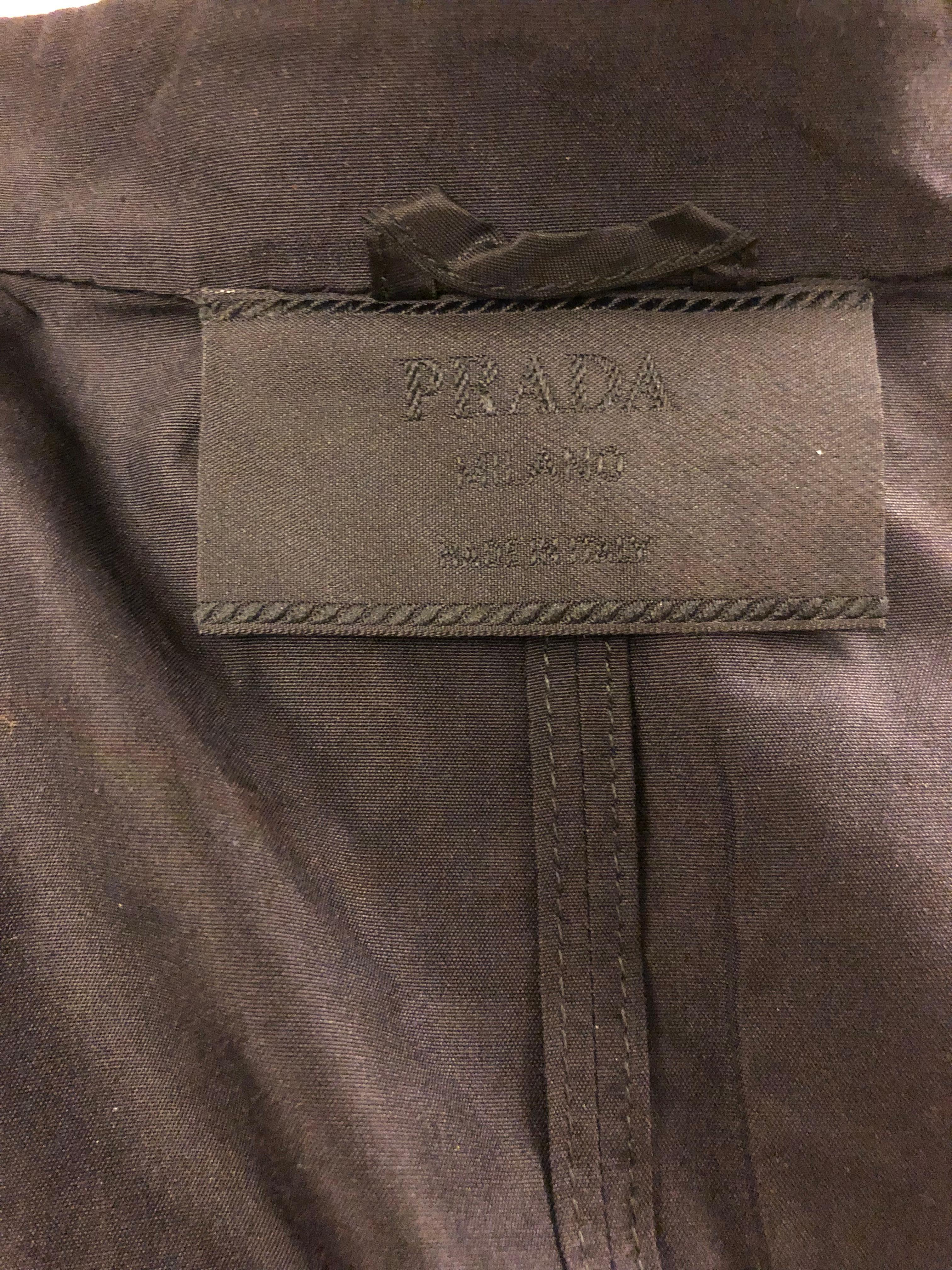 Frühjahr 1998 Frühjahr 1998 Prada Schwarzer Seiden Mandarin  Ärmelloses Oberteil mit Kragen für Damen oder Herren im Angebot