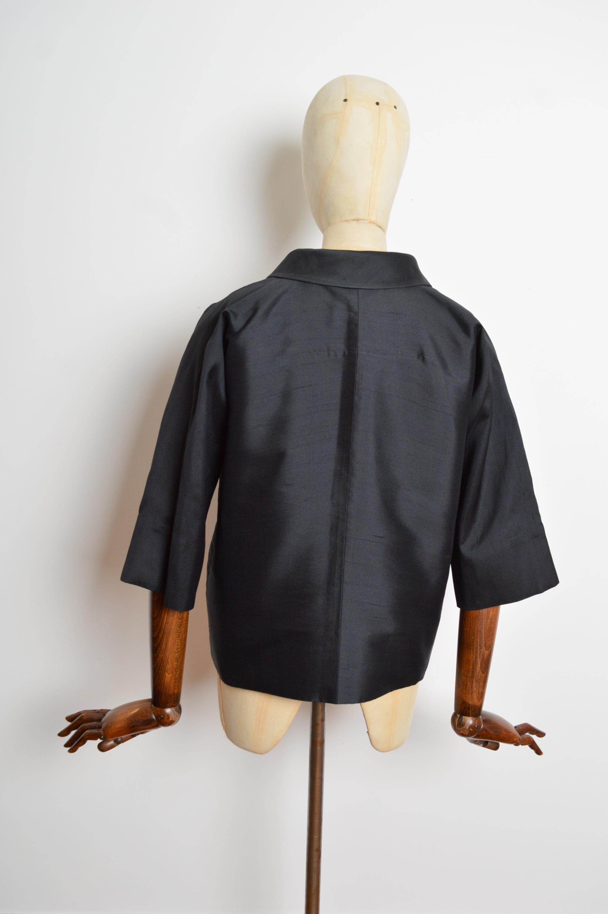 Primavera 1999 DOLCE & GABBANA Chaqueta capullo de seda cruda negra con botones y manga 3/4 en venta 5
