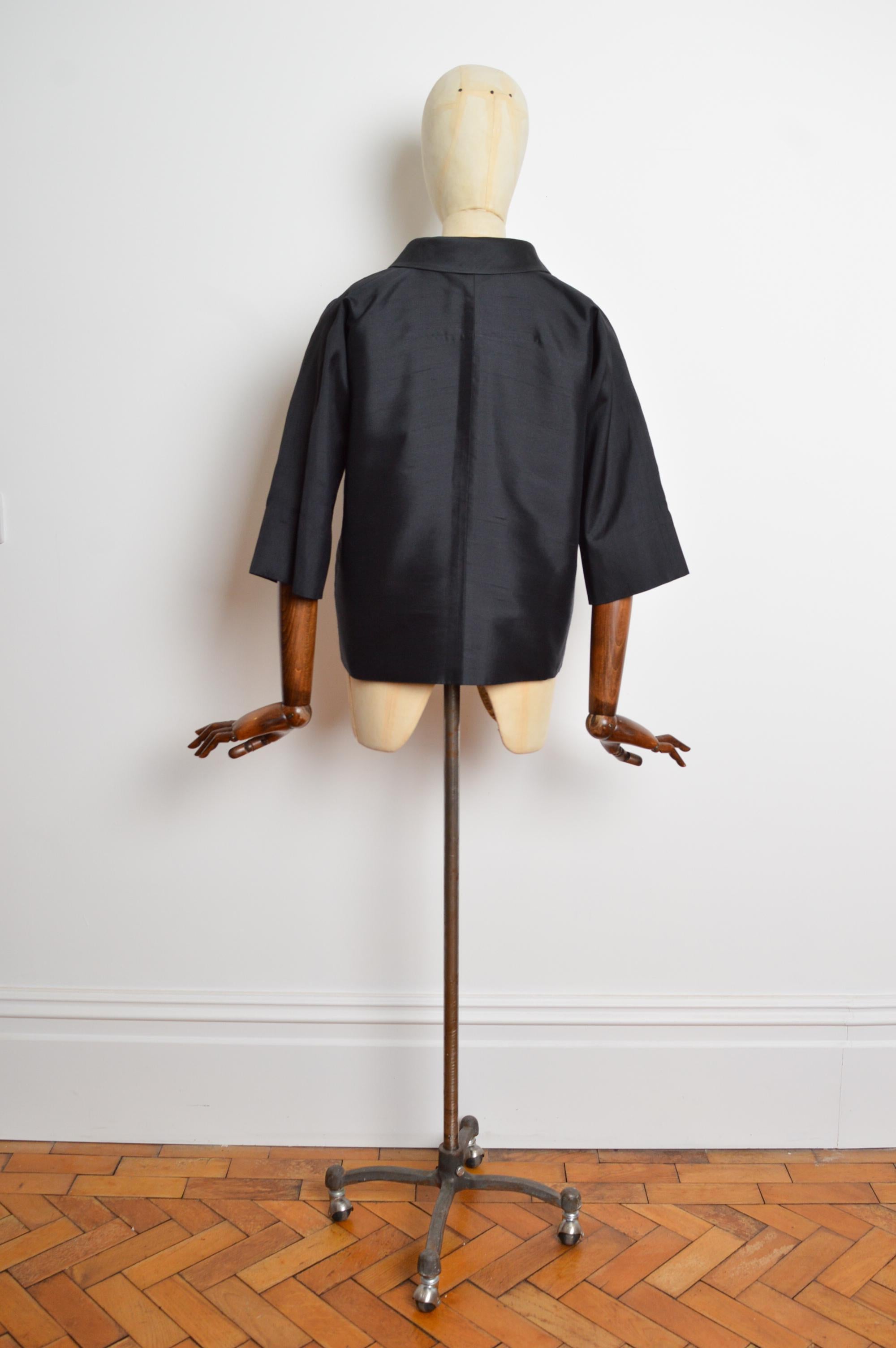 Primavera 1999 DOLCE & GABBANA Chaqueta capullo de seda cruda negra con botones y manga 3/4 en venta 6