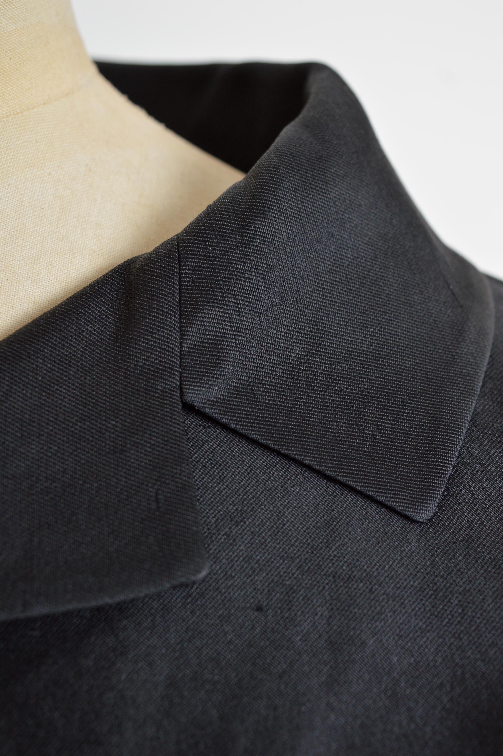Primavera 1999 DOLCE & GABBANA Chaqueta capullo de seda cruda negra con botones y manga 3/4 en venta 7