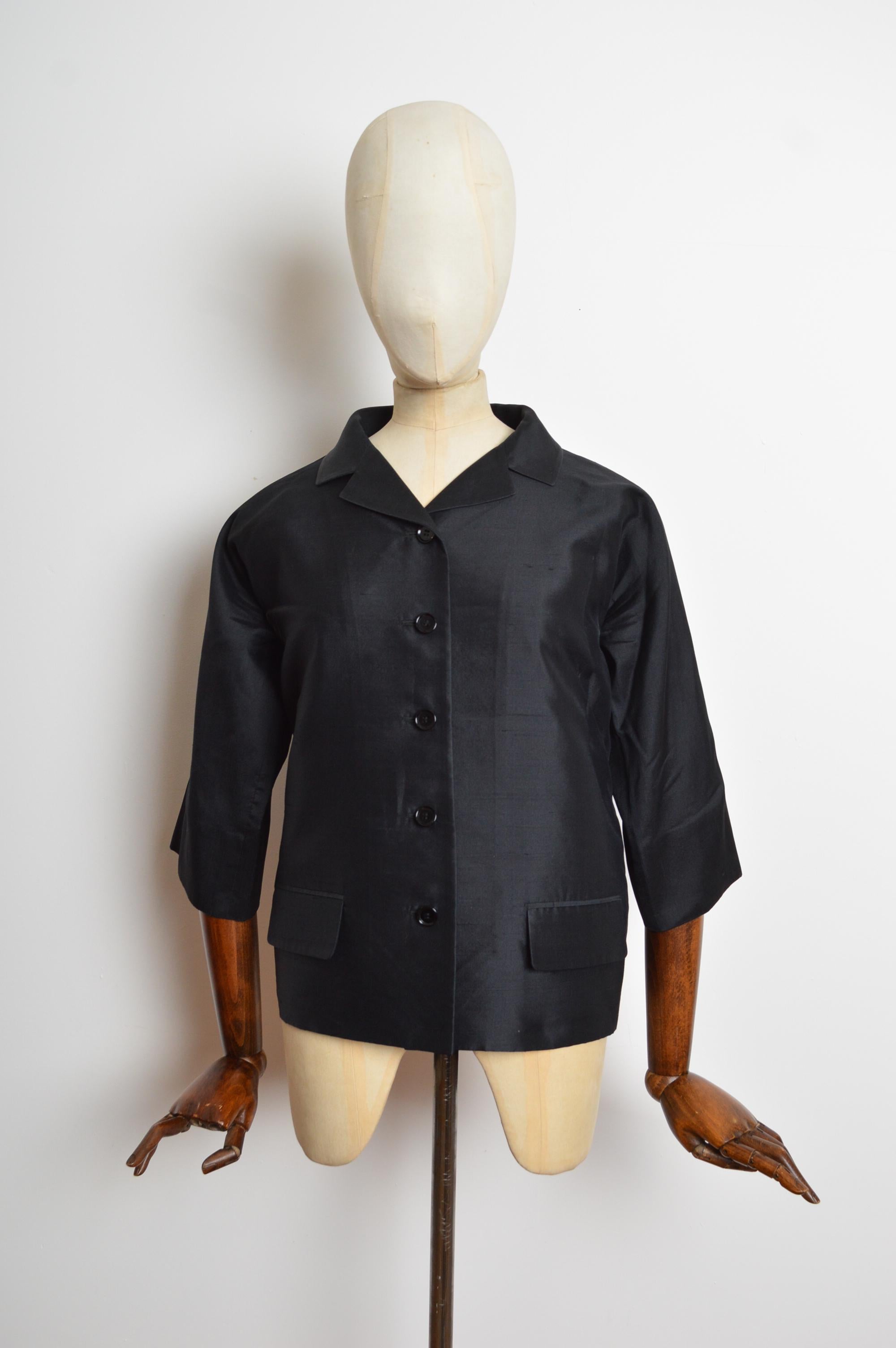 Primavera 1999 DOLCE & GABBANA Chaqueta capullo de seda cruda negra con botones y manga 3/4 en venta 8