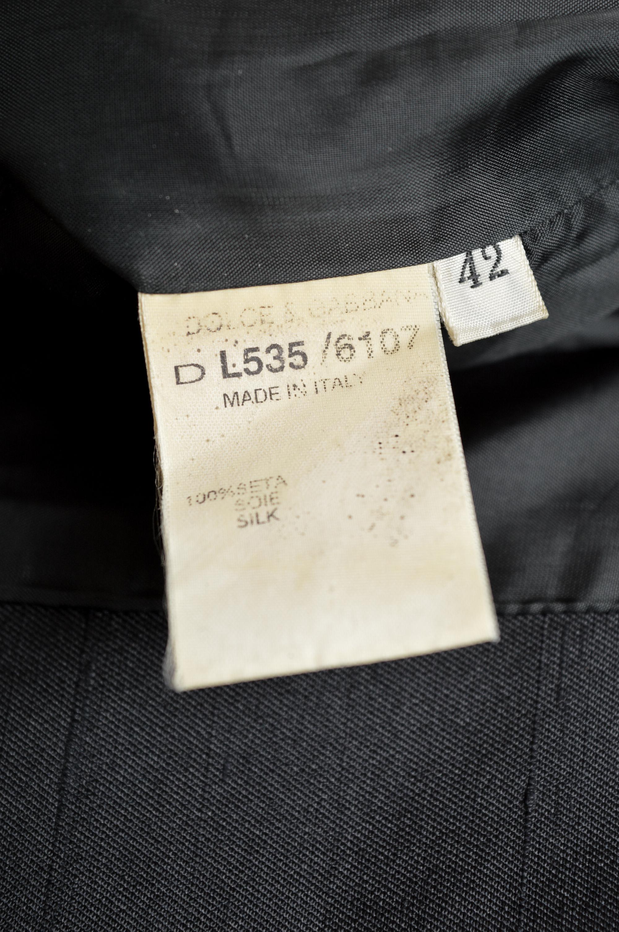 Primavera 1999 DOLCE & GABBANA Chaqueta capullo de seda cruda negra con botones y manga 3/4 en venta 9