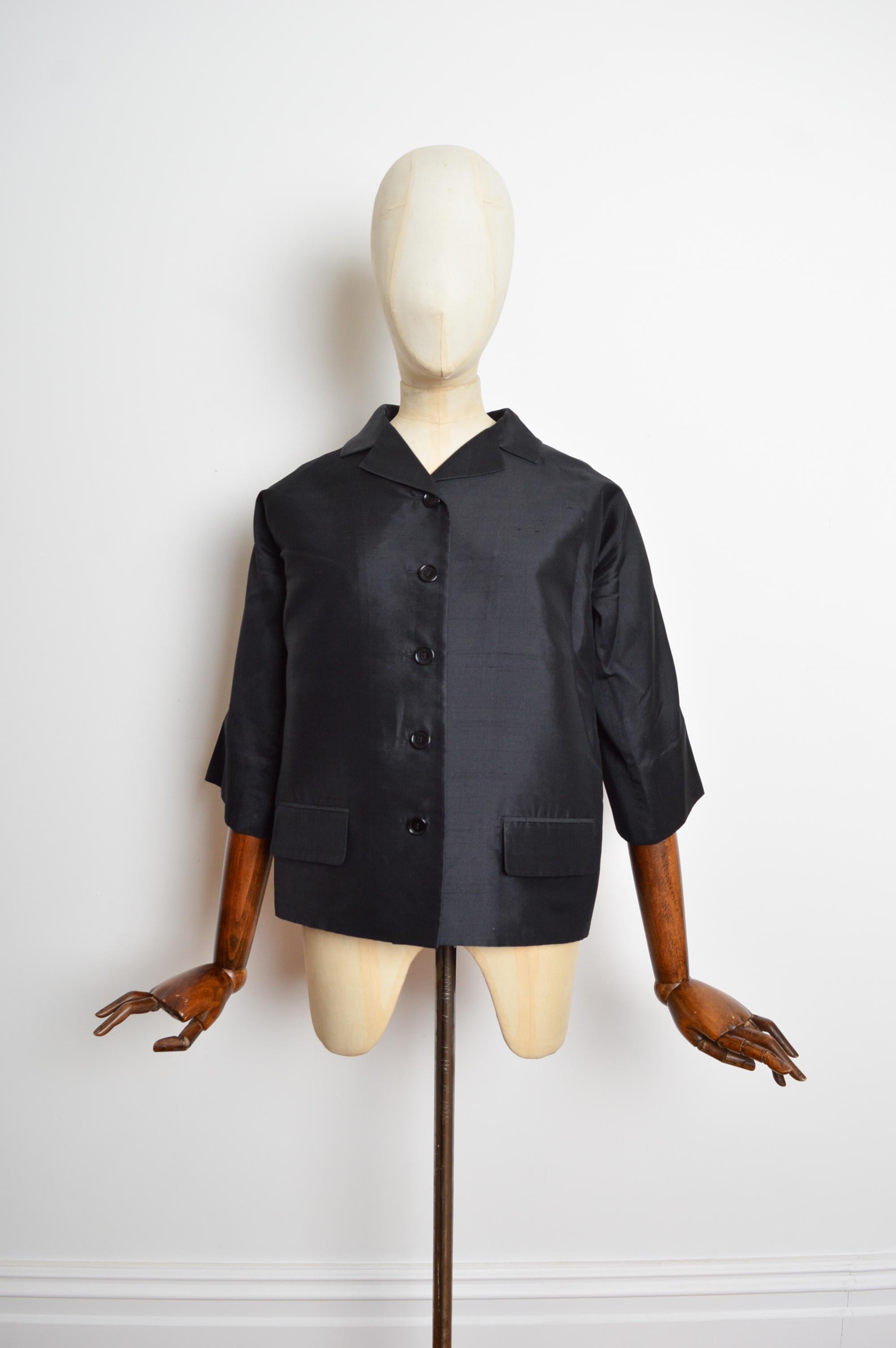 Primavera 1999 DOLCE & GABBANA Chaqueta capullo de seda cruda negra con botones y manga 3/4 Negro en venta