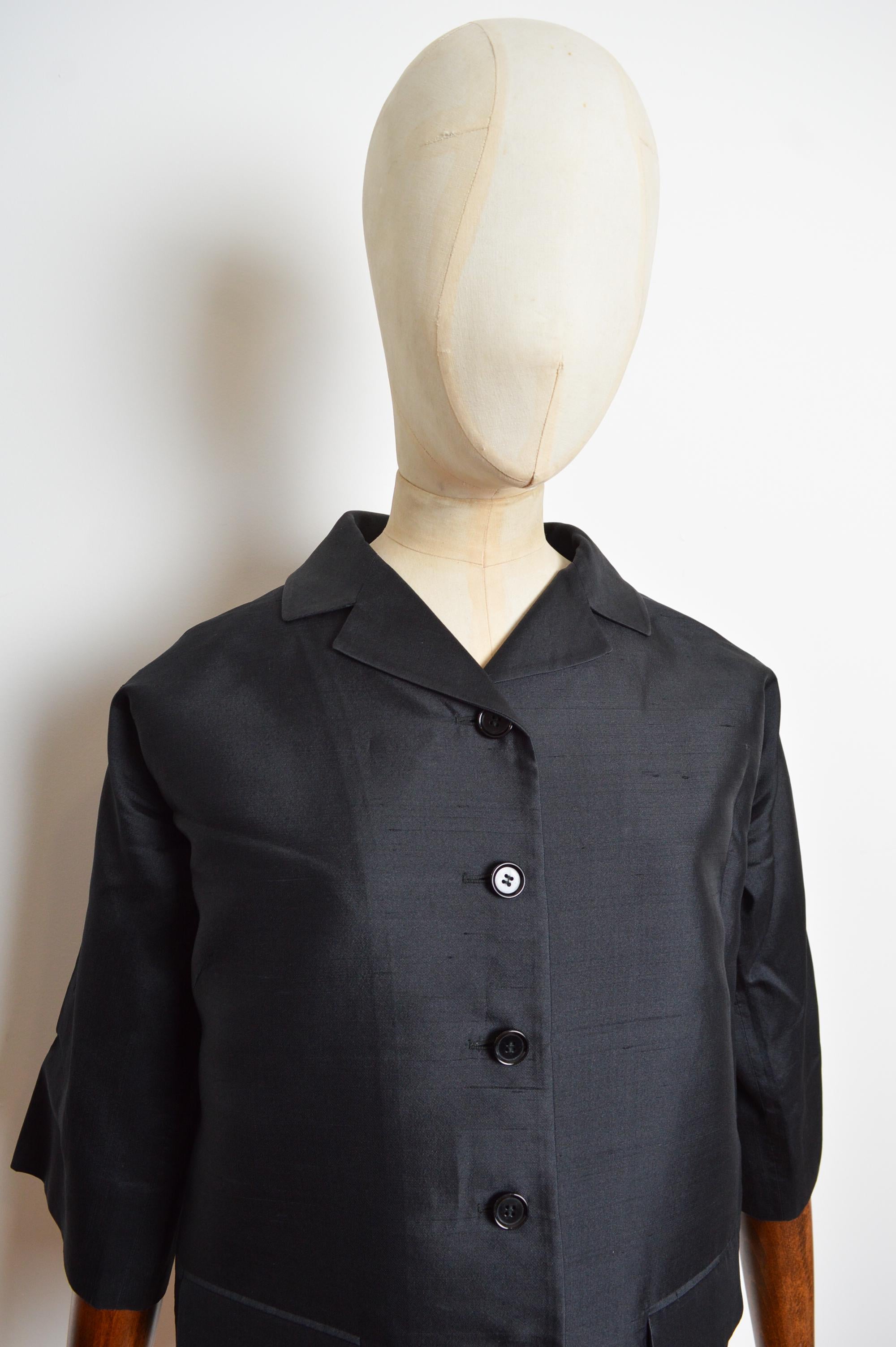 Primavera 1999 DOLCE & GABBANA Chaqueta capullo de seda cruda negra con botones y manga 3/4 en Bueno estado para la venta en Sheffield, GB