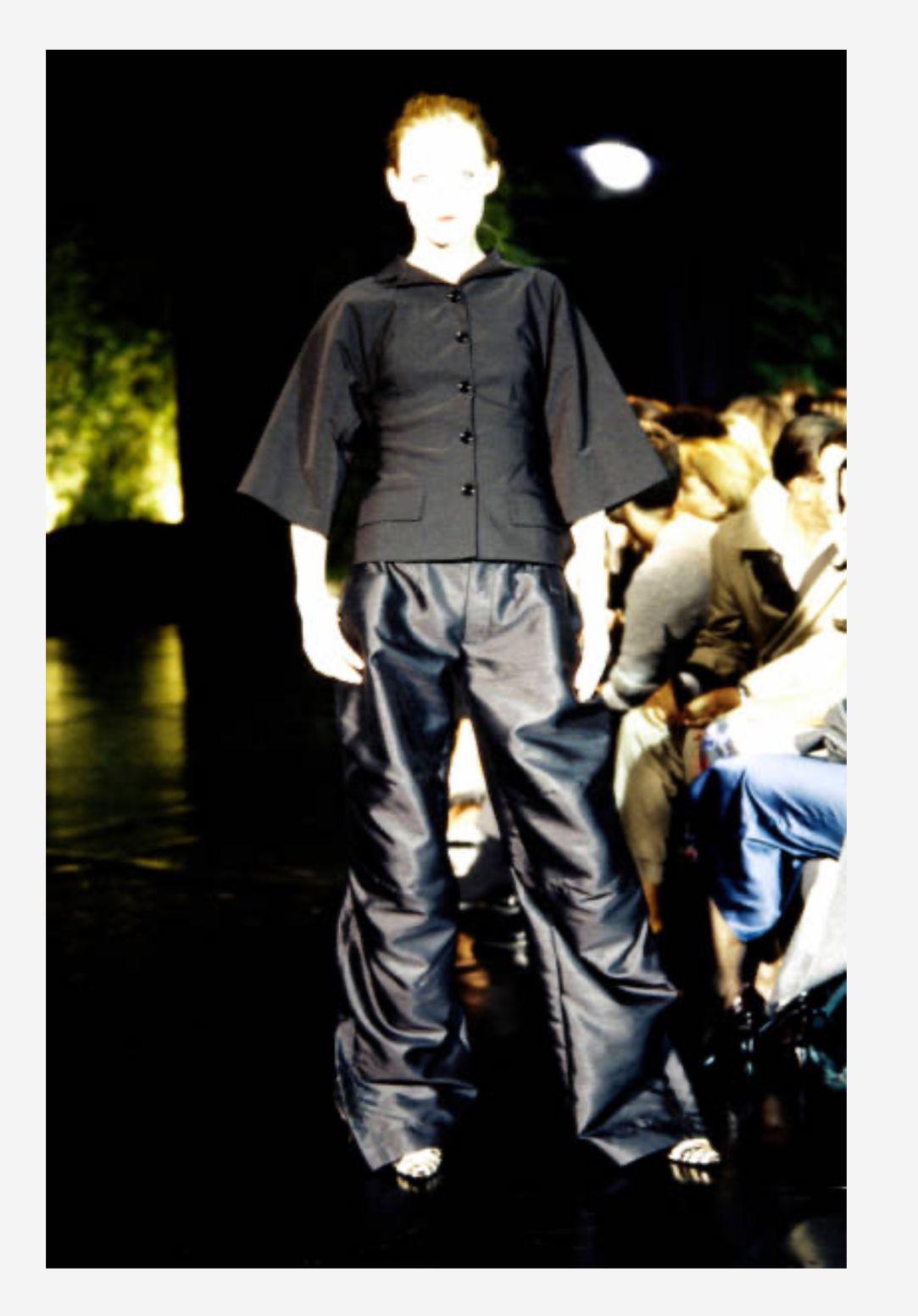 Primavera 1999 DOLCE & GABBANA Chaqueta capullo de seda cruda negra con botones y manga 3/4 en venta 1