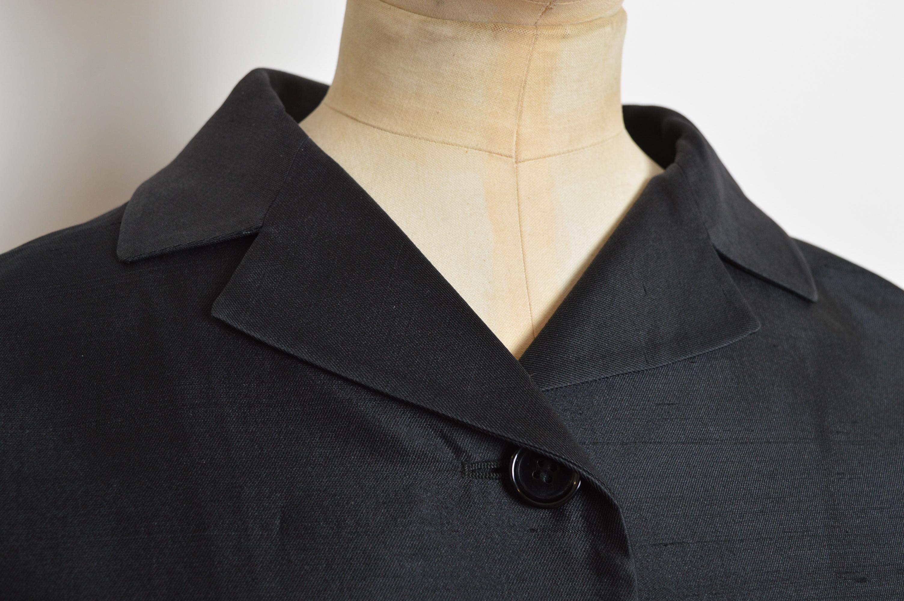 Primavera 1999 DOLCE & GABBANA Chaqueta capullo de seda cruda negra con botones y manga 3/4 en venta 2