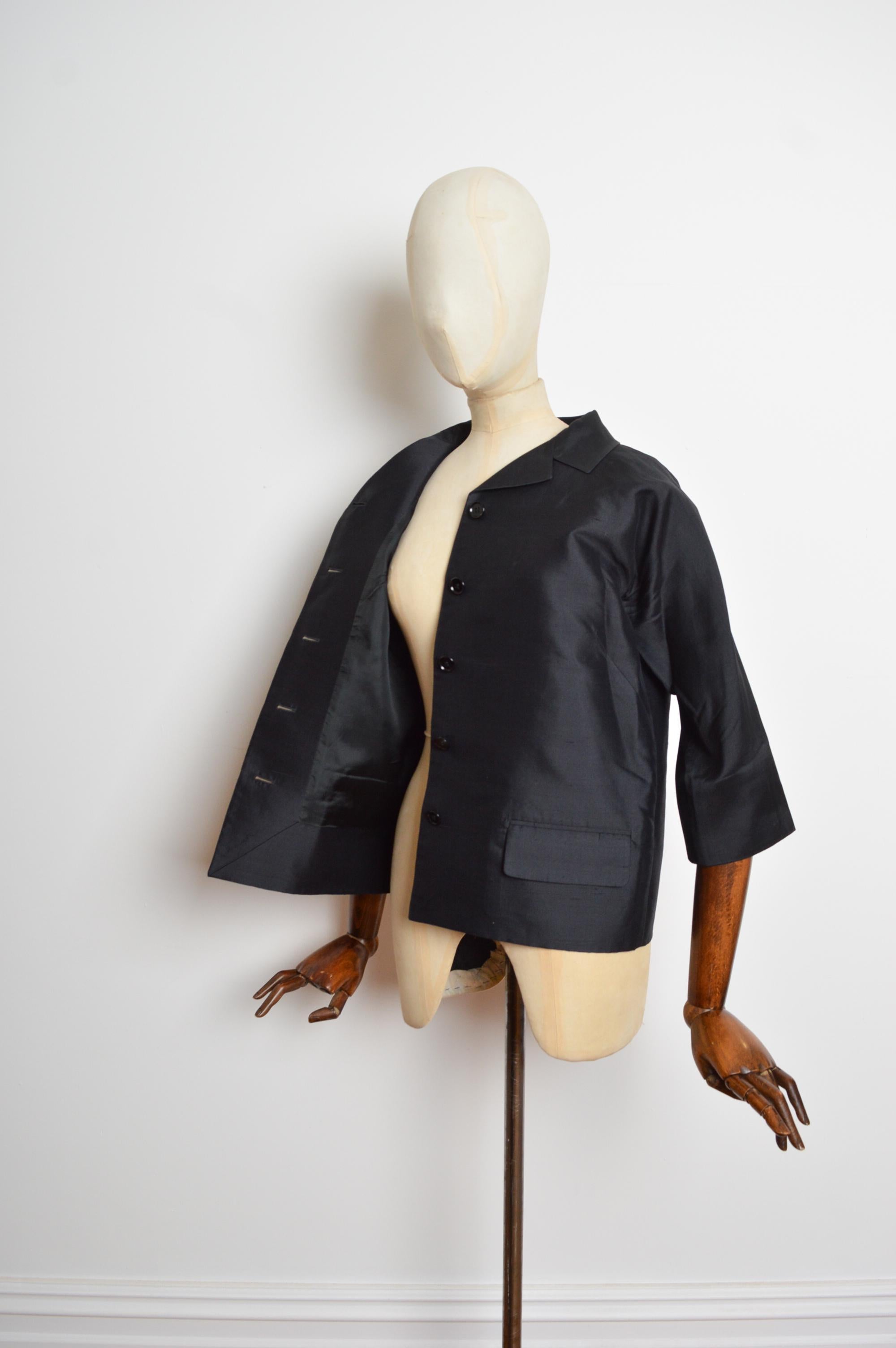 Primavera 1999 DOLCE & GABBANA Chaqueta capullo de seda cruda negra con botones y manga 3/4 en venta 3
