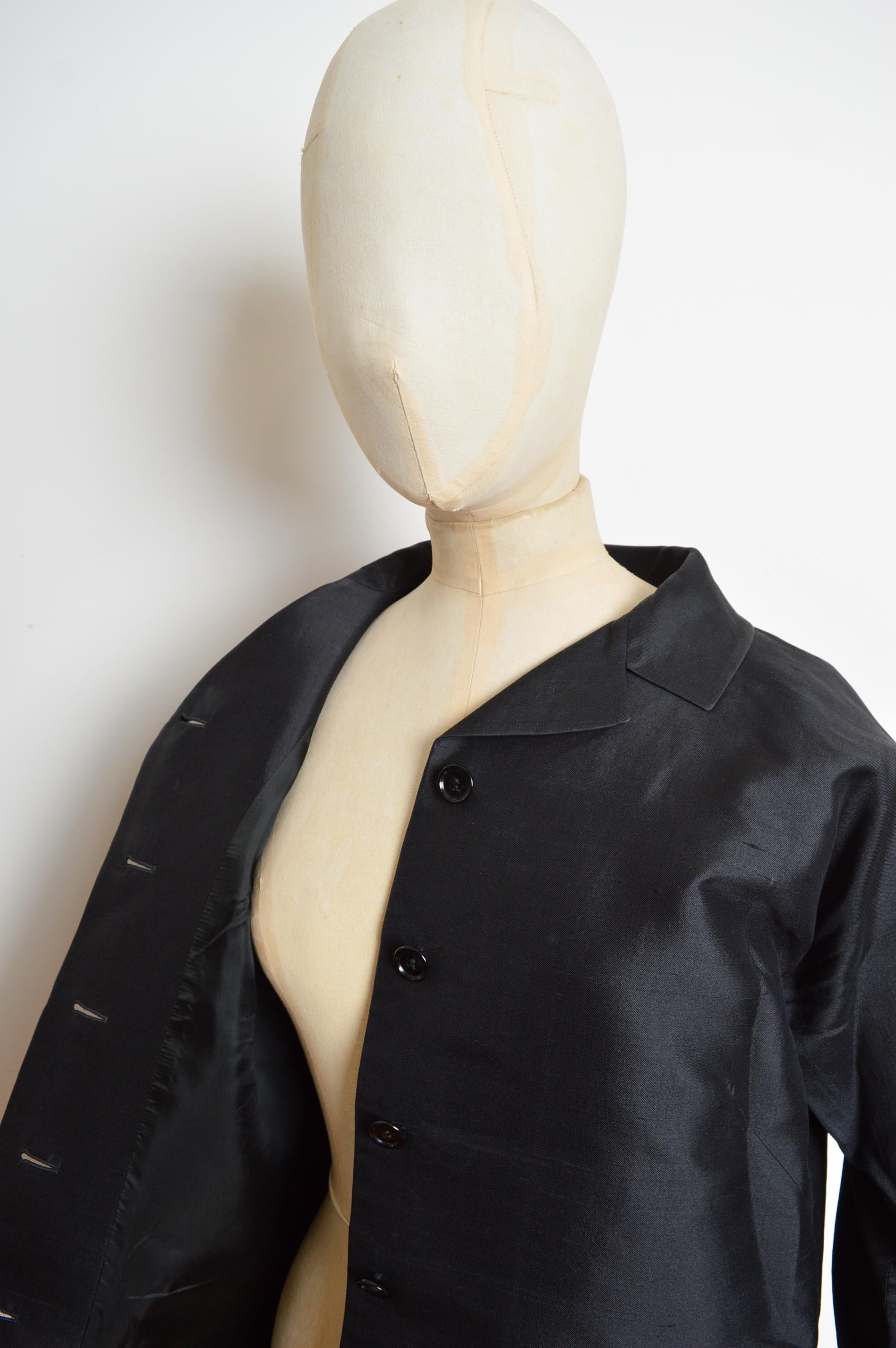 Primavera 1999 DOLCE & GABBANA Chaqueta capullo de seda cruda negra con botones y manga 3/4 en venta 4