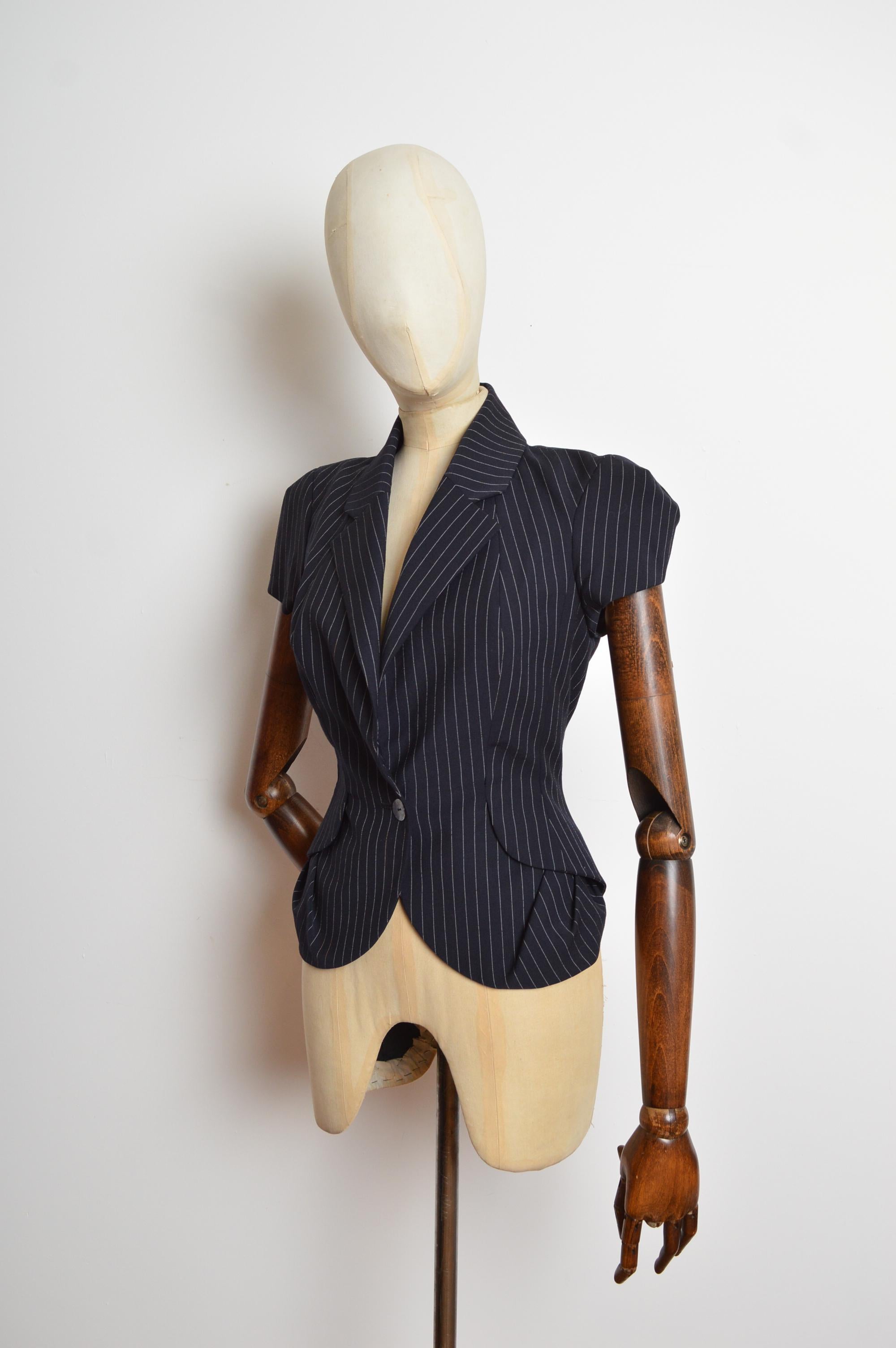 Decadent John Galliano tailored fitted blazer featuring a fitted waistline, single button closure and padded structured shoulders. The silhouette is almost corset like. Superb. 
Size; Recommended U.K. 6
Measurements are provided in inches (‘’)
Pit