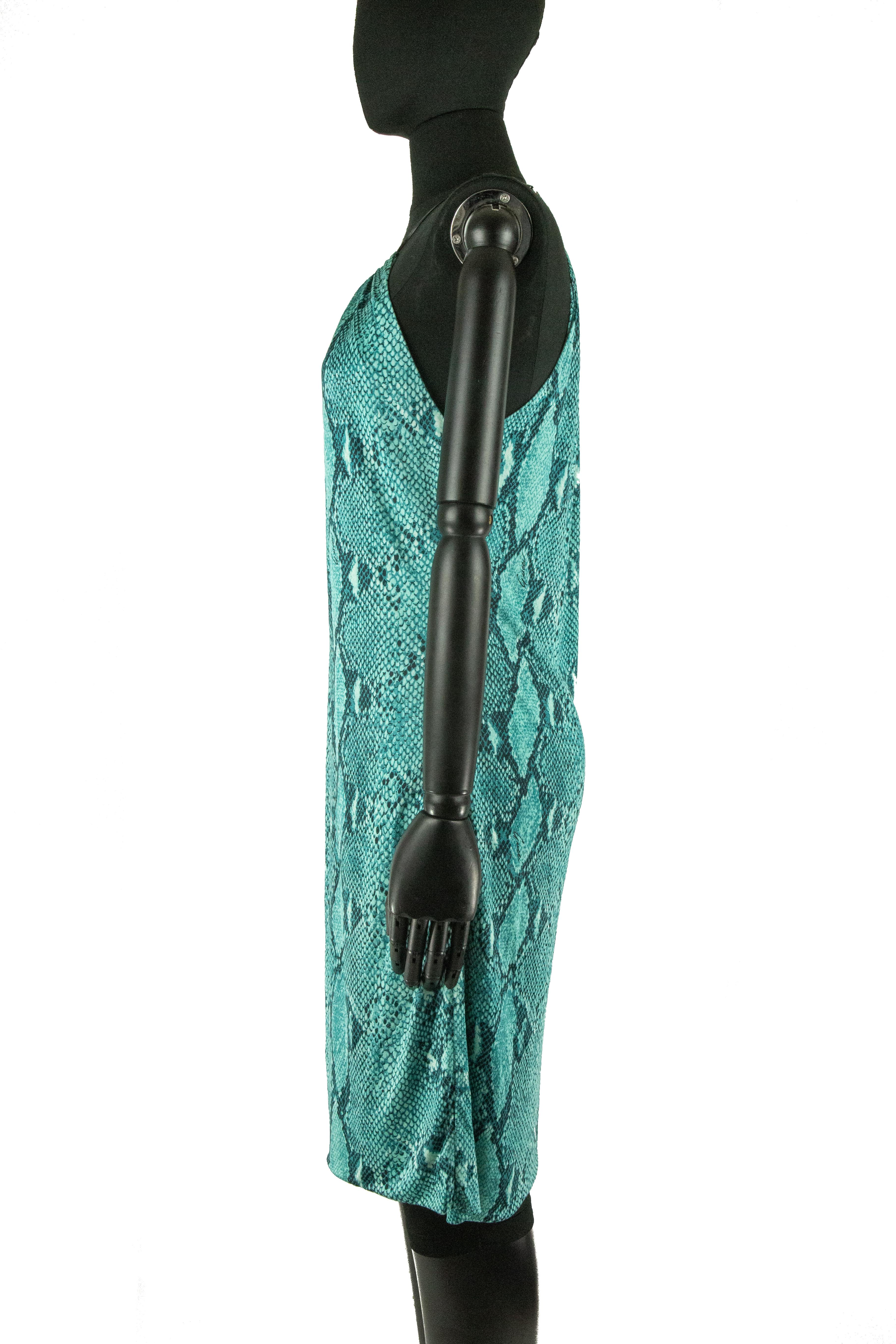 Robe en jersey Gucci by Tom Ford, printemps 2000, imprimée sur tout le corps en peau de serpent avec l'inscription House, dans les tons vert vert-de-gris, turquoise et noir, le tout suspendu à une fine lanière de cuir noir formant une encolure
