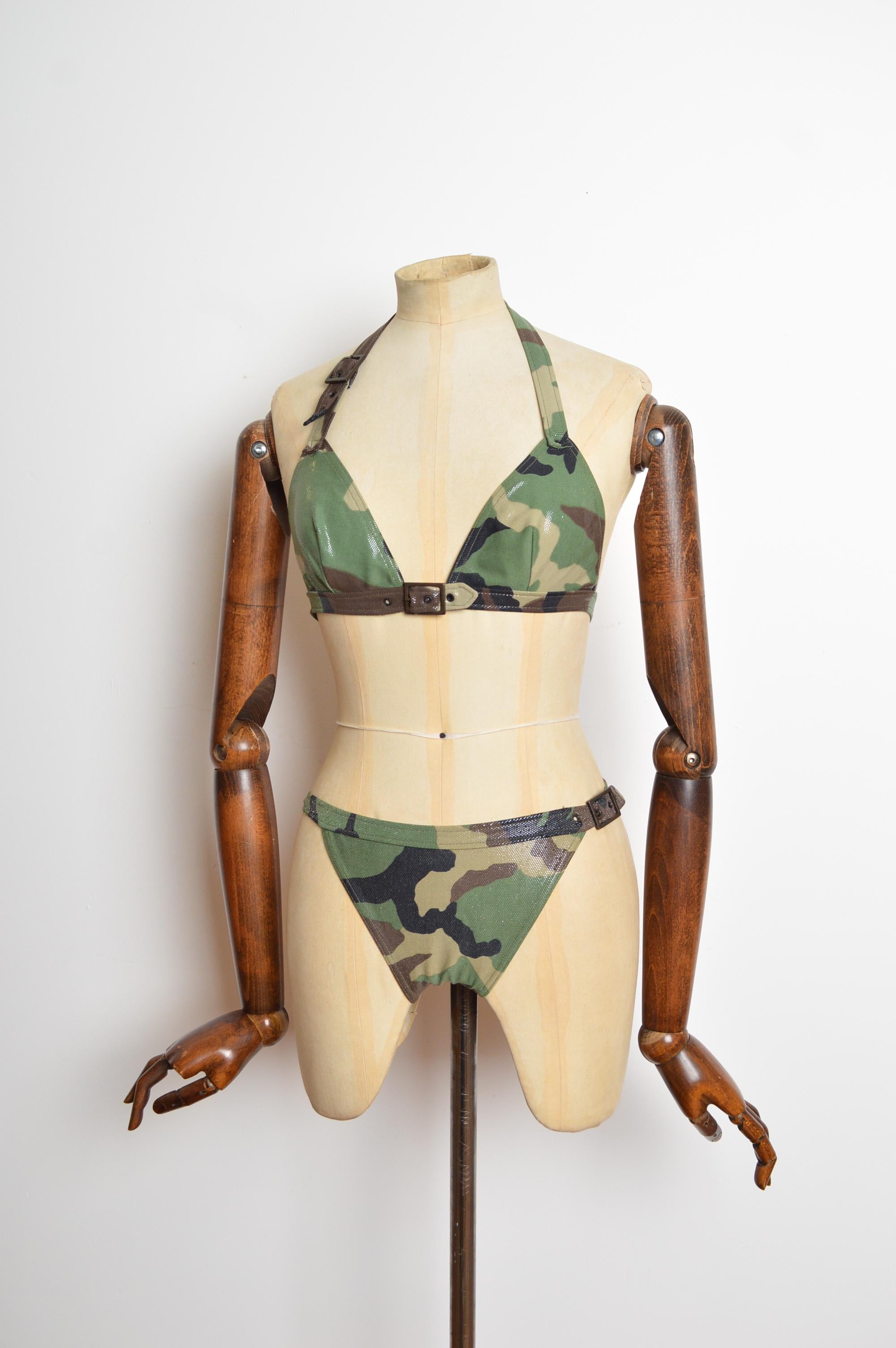 Printemps / été 2001 Christian Dior by John Galliano Bikini Camouflage avec texture Pailleté et quincaillerie en laiton antique terni. 
Taille recommandée ; K.K. 6-8
Les mesures sont indiquées en pouces ('')
Sous le buste ; 27-32