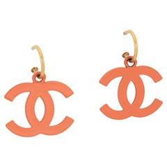 Boucles d'oreilles Chanel CC logo en résine orange, printemps 2003 