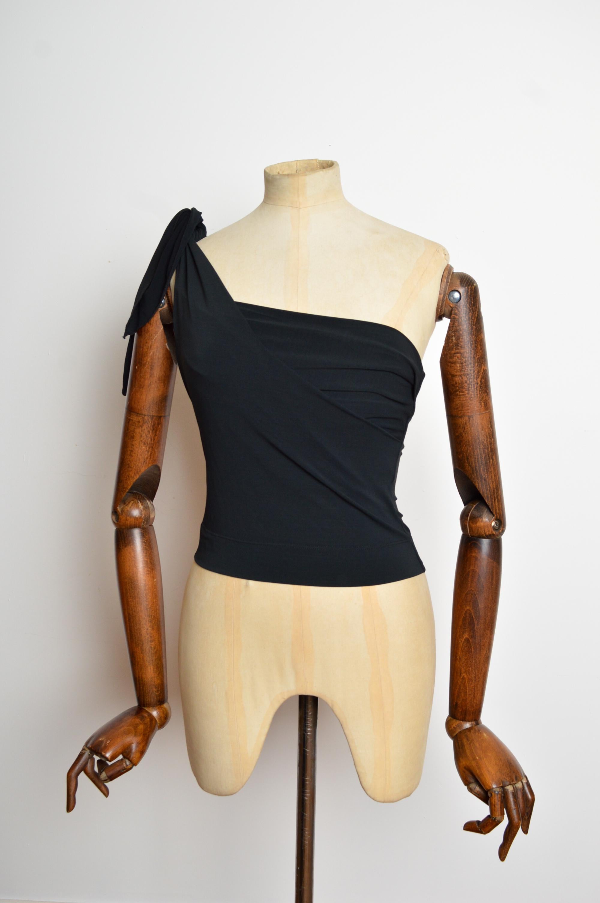 Primavera 2003 Vivienne Westwood Canotta monospalla aderente nera - Realizzata in materiale elasticizzato con una tracolla regolabile.
Etichetta della taglia; Media 
La nostra taglia consigliata: K.K. 6-8 (Small)
Le misure sono indicate in pollici