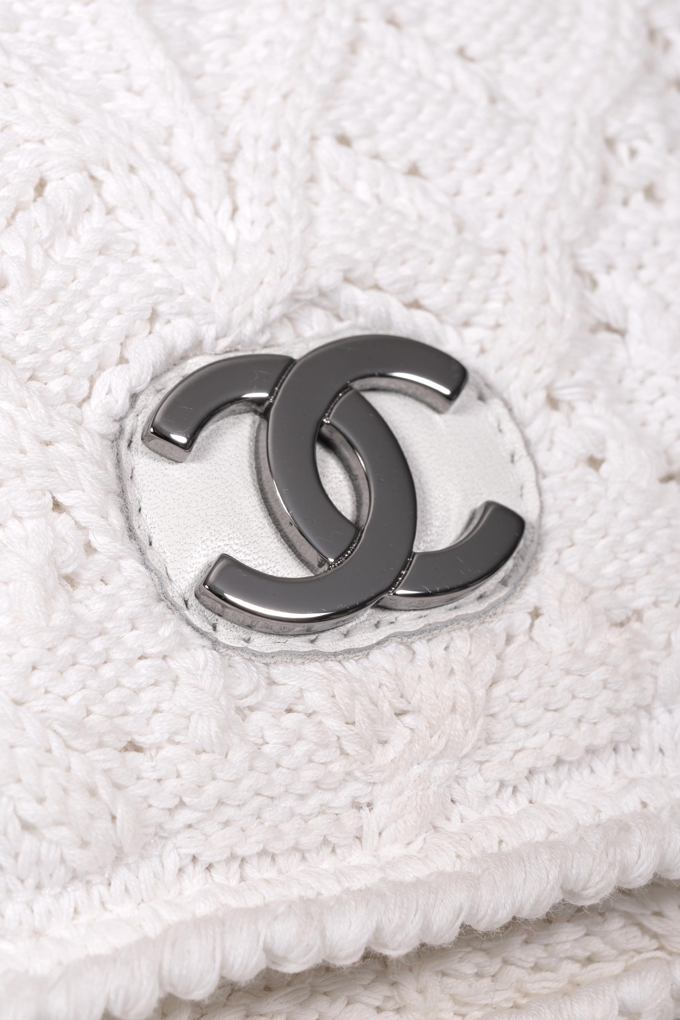 Spring 2004 CHANEL by Karl Lagerfeld Runway White Crochet Knit Shoulder Bag For Sale 7