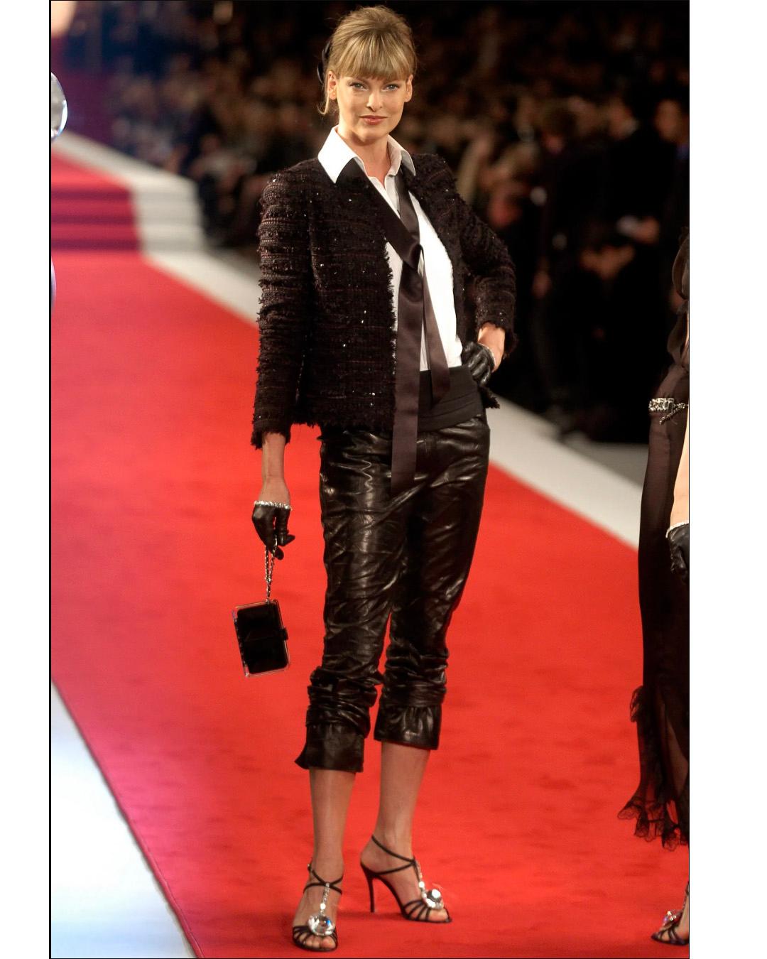 Chanel Primavera 2005 Chaqueta negra de tweed y lentejuelas en venta 4