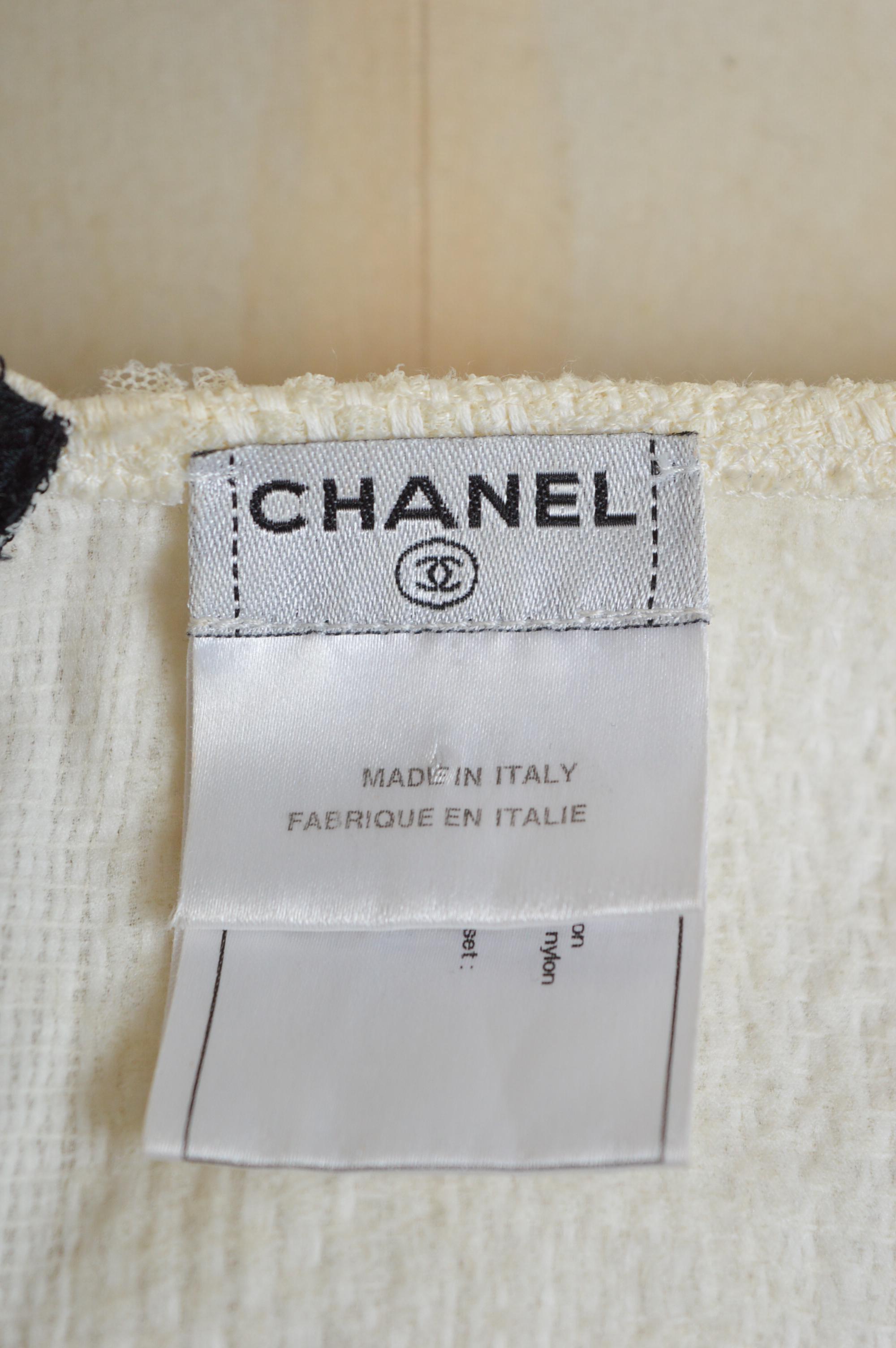 Spring 2008 CHANEL by Karl Lagerfeld Ivory White & Black Tweed Bra let Crop Top For Sale 5