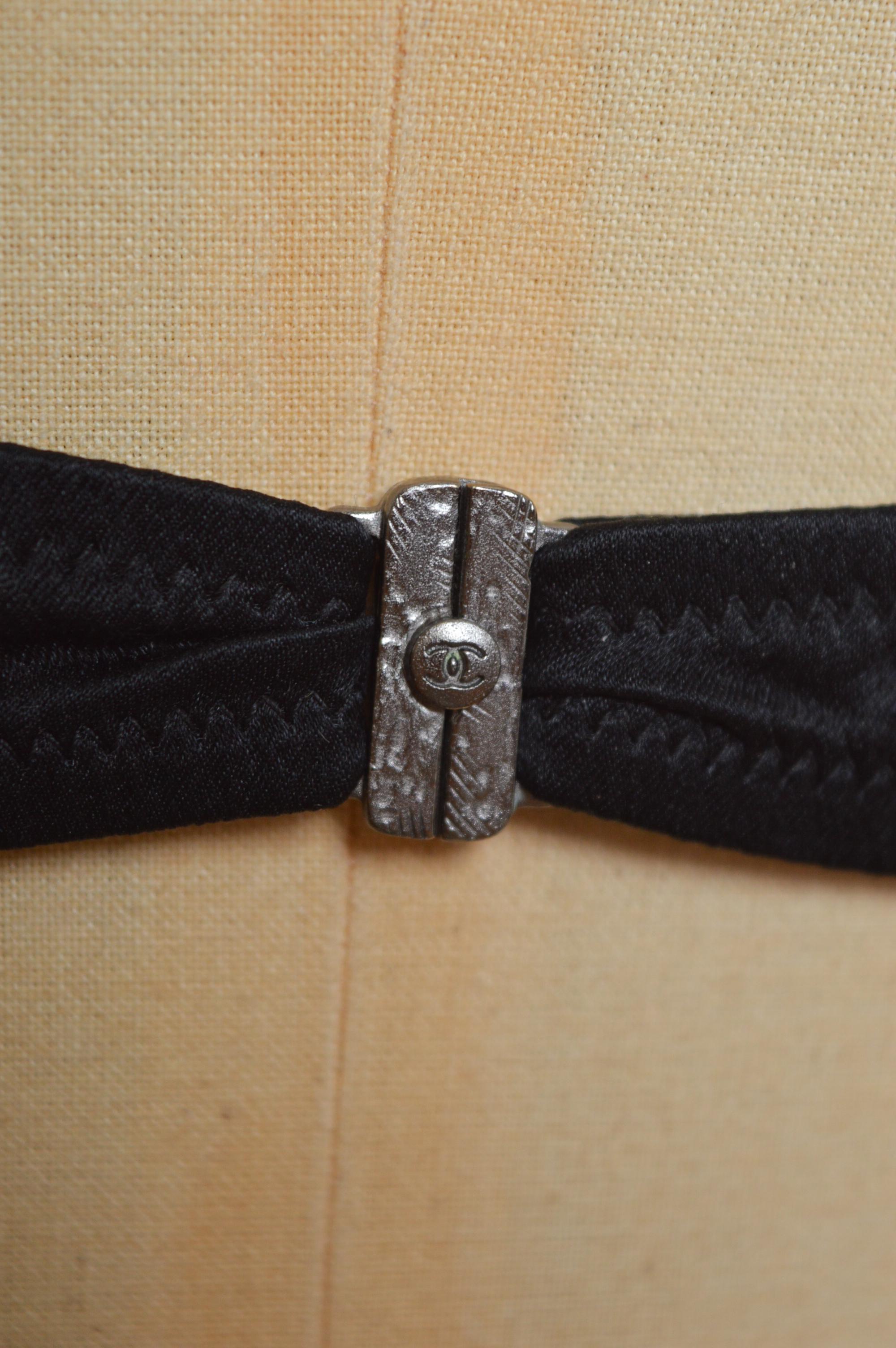Spring 2008 CHANEL by Karl Lagerfeld Ivory White & Black Tweed Bra let Crop Top For Sale 2