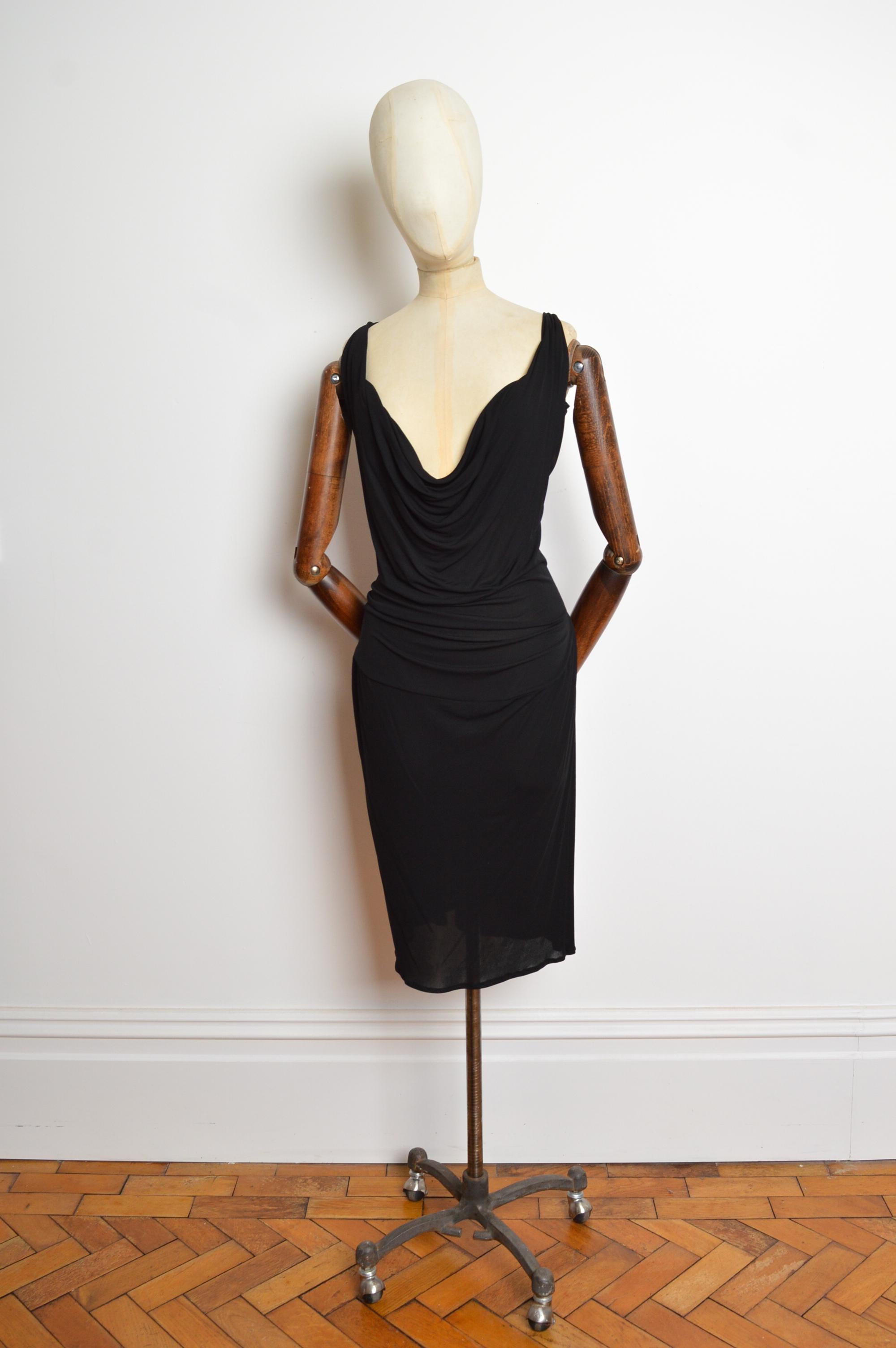 Printemps/été 2008 Vivienne Westwood Noir Robe de cocktail sexy décolletée superbement élaborée à partir d'un tissu jersey noir drapé. 
Taille ; XL (recommandée K.K. 12-14) 
Les mesures sont indiquées en pouces ('')
De la fosse à la fosse ; 22