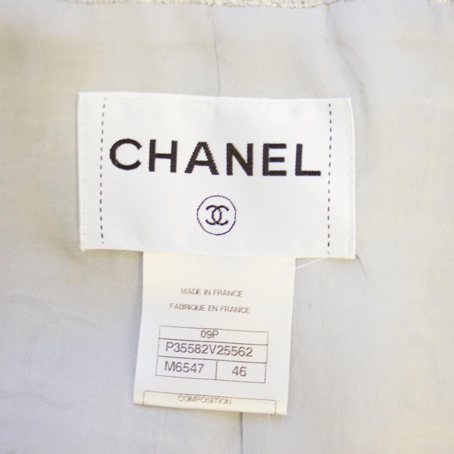Spring 2009 Chanel Grey Bouclé Tweed Jacket  In Good Condition In Toronto, Ontario