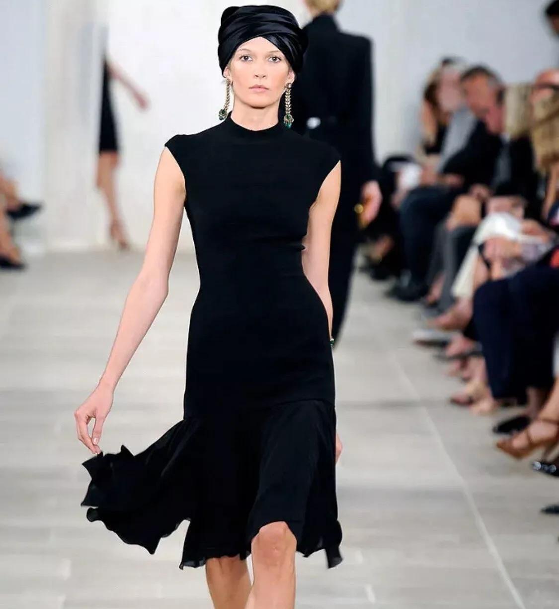 Noir Printemps 2009 - Ralph Lauren - Robe en soie noire à volants et col rond en vente