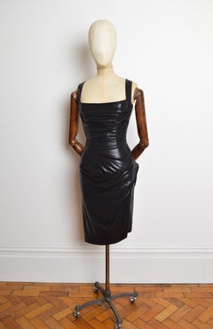 Primavera 2010 Vivienne Westwood, abito da cocktail con corsetto Wet Look nero lucido