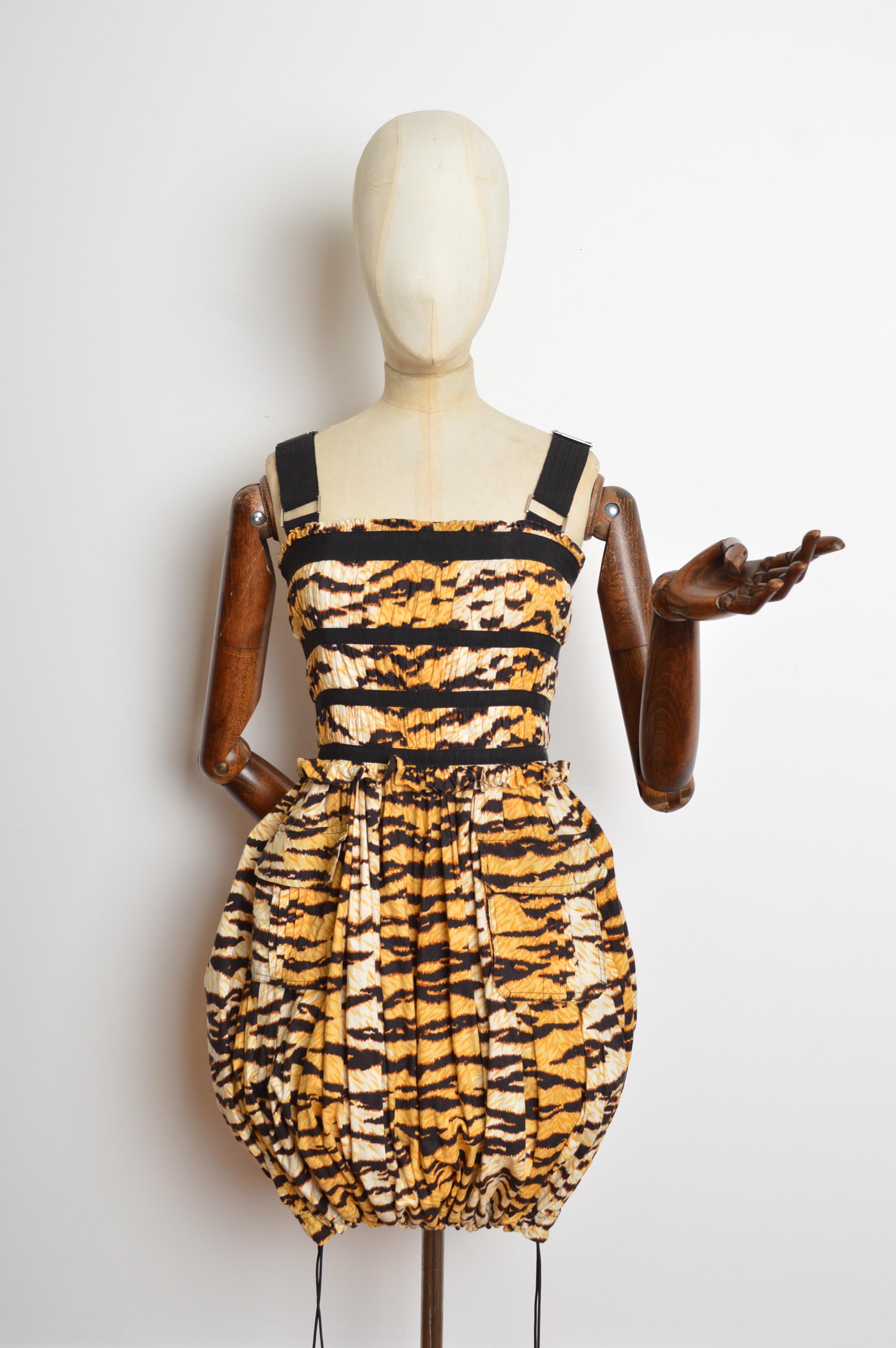 Marron Printemps 2011 Dolce & Gabbana - Robe de cocktail froncée à imprimé tigre et animaux en vente