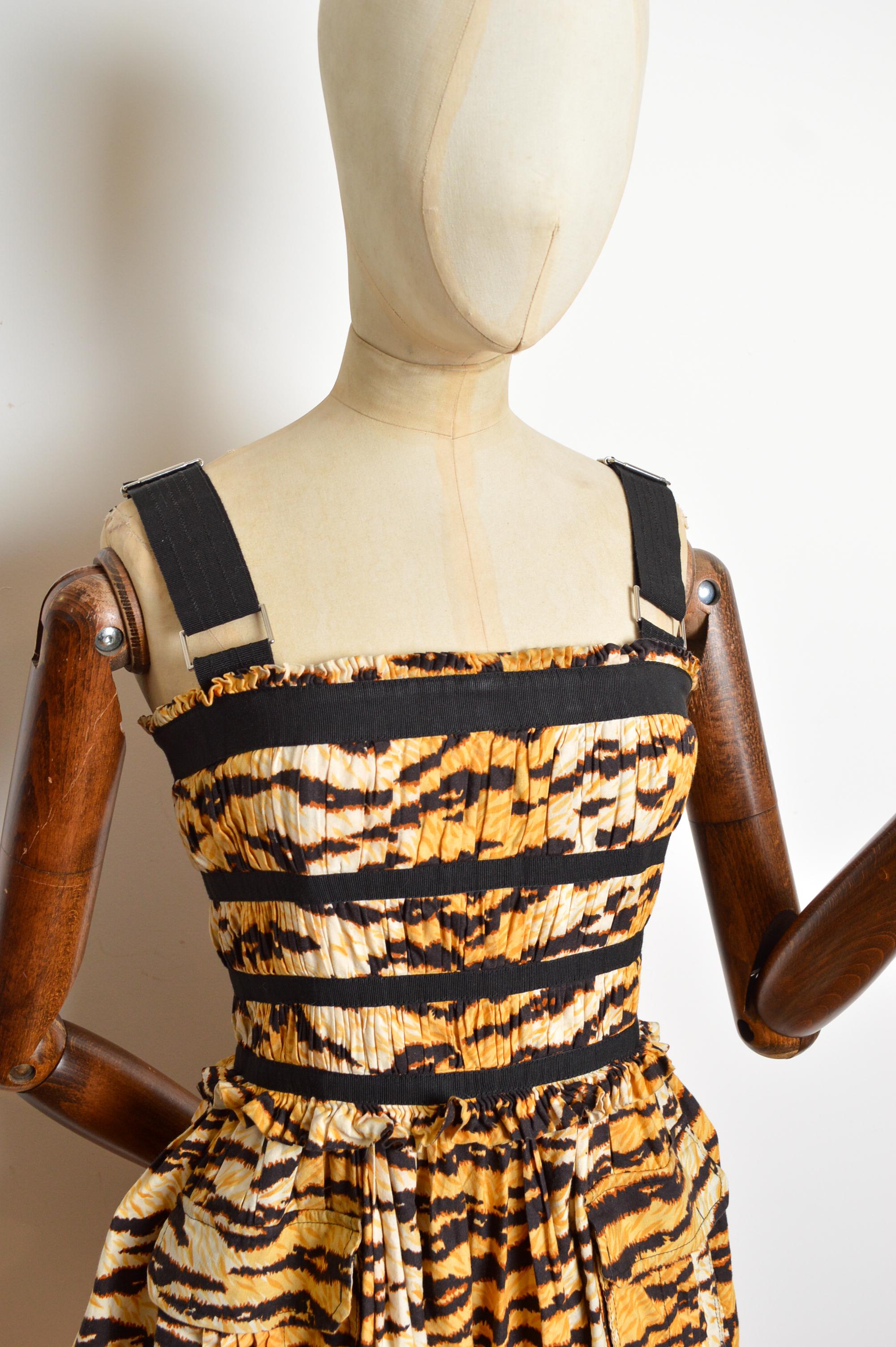 Printemps 2011 Dolce & Gabbana - Robe de cocktail froncée à imprimé tigre et animaux Bon état - En vente à Sheffield, GB