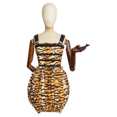 Frühjahr 2011 Dolce & Gabbana Cocktailkleid mit Tigerprint und Rüschen Frühjahr 2011 Dolce & Gabbana Cocktailkleid mit Tigerprint und Rüschen