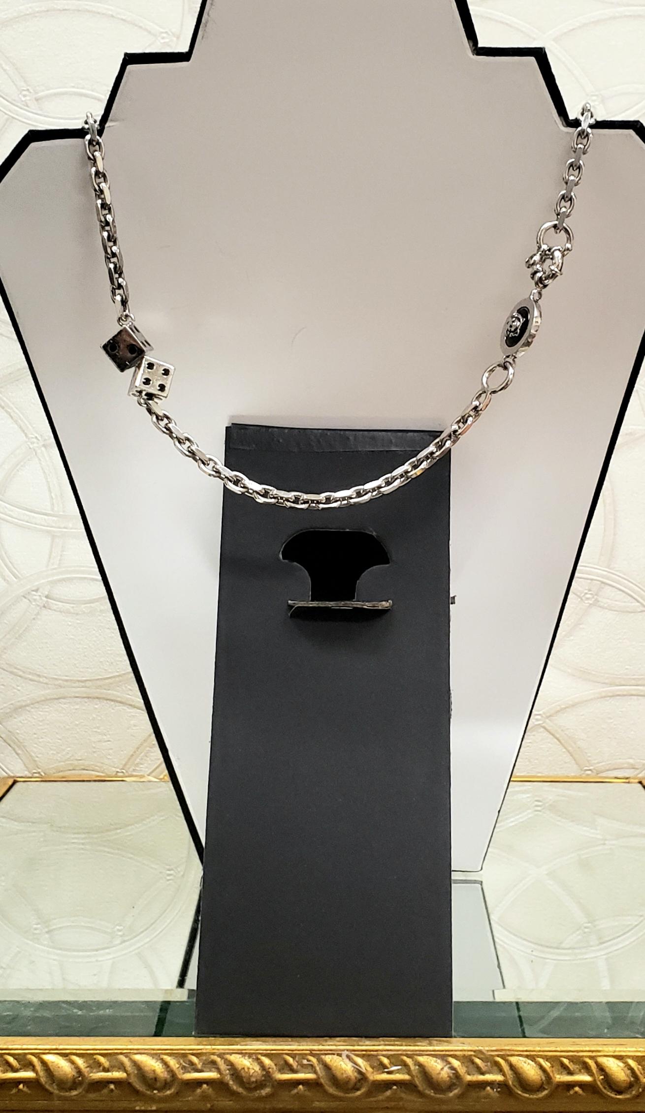   VERSACE
Actual PR-Sample Spring 2011 

     Silver tone Medusa Necklace

Made in Italy



Necklace length 14