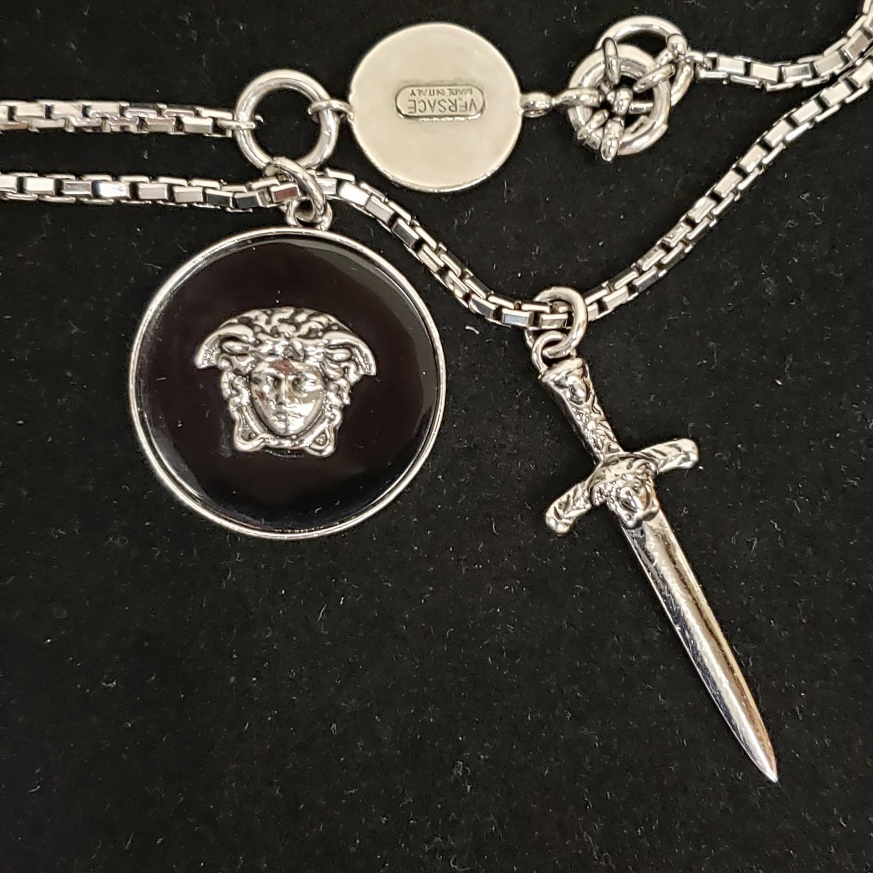   VERSACE
Actual PR-Sample Spring 2011 

     Silver tone Medusa and Dagger Necklace

Made in Italy



Necklace full length 13 1/2