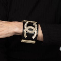 Bracciale Chanel primavera 2012 in lucite nera largo 2" con logo in cristallo CC