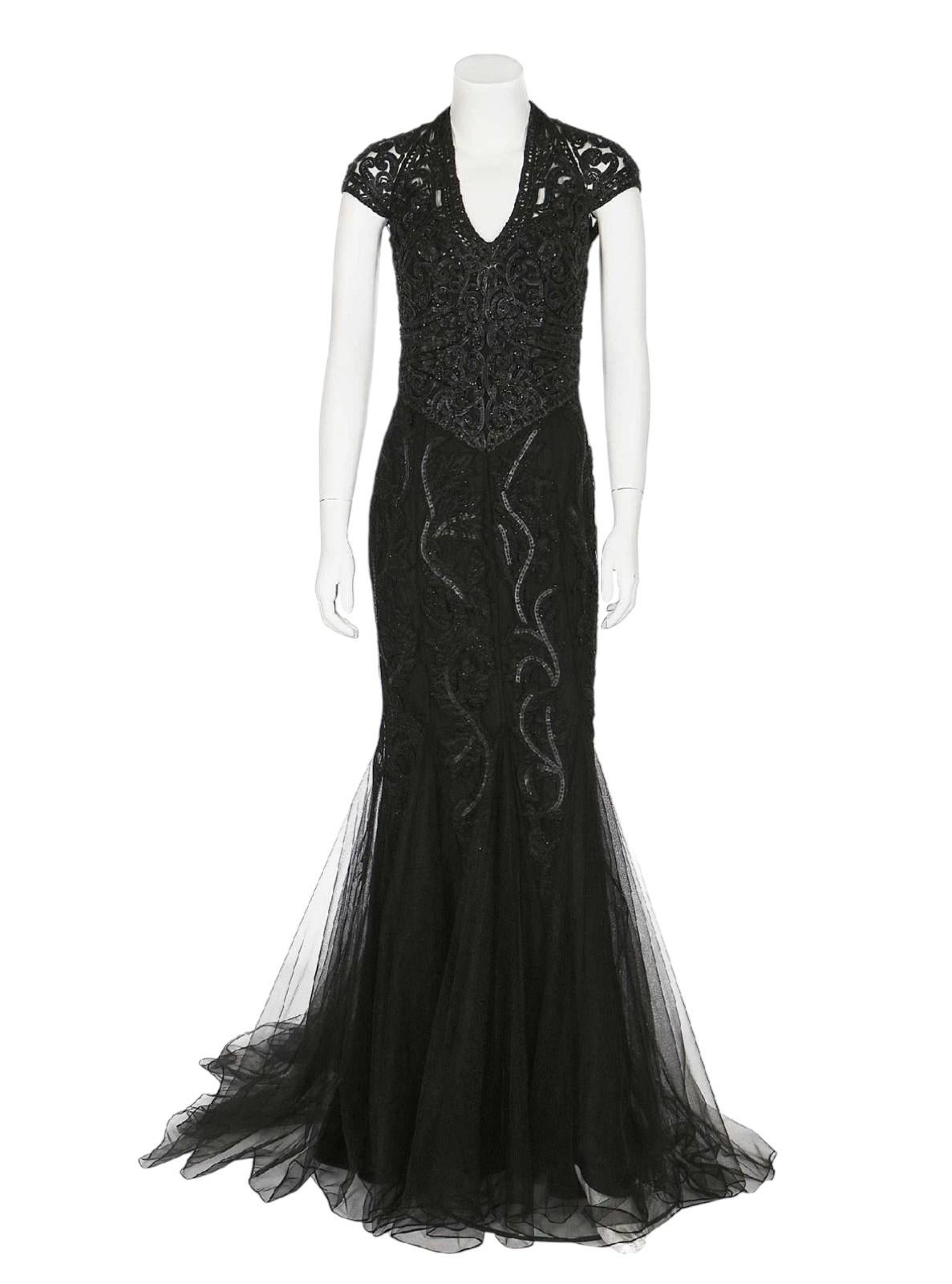 Pièce exquise et non portée de la collection espagnole printemps 2013 de Ralph Lauren Purple Label, cette robe incarne l'élégance sophistiquée. Confectionnée dans un luxueux tissu 100 % soie avec une délicate sous-couche de tulle, cette robe sans