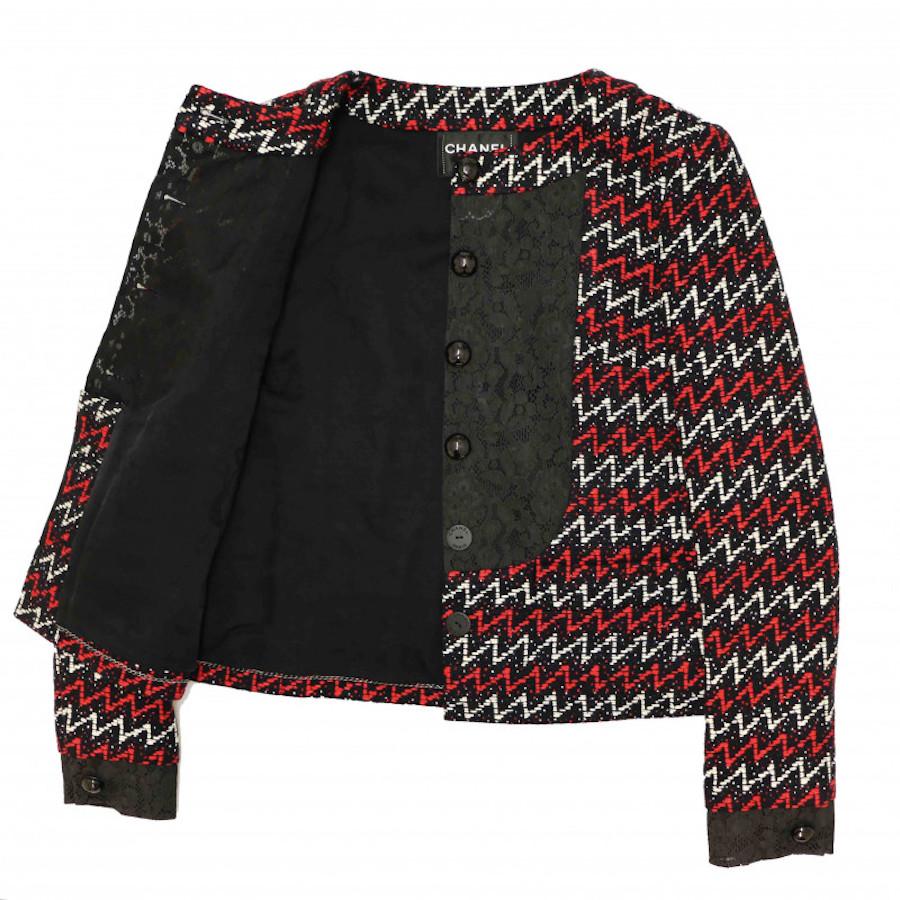 Preciosa chaqueta de encaje Chanel de la colección Primavera 2015, en muy buen estado. Fabricado en Francia, talla 40FR.
Material : acrílico
Forro : seda 
Color : negro, rojo, blanco
Herrajes: plata envejecida
Dimensiones en plano: hombros 40 cm,