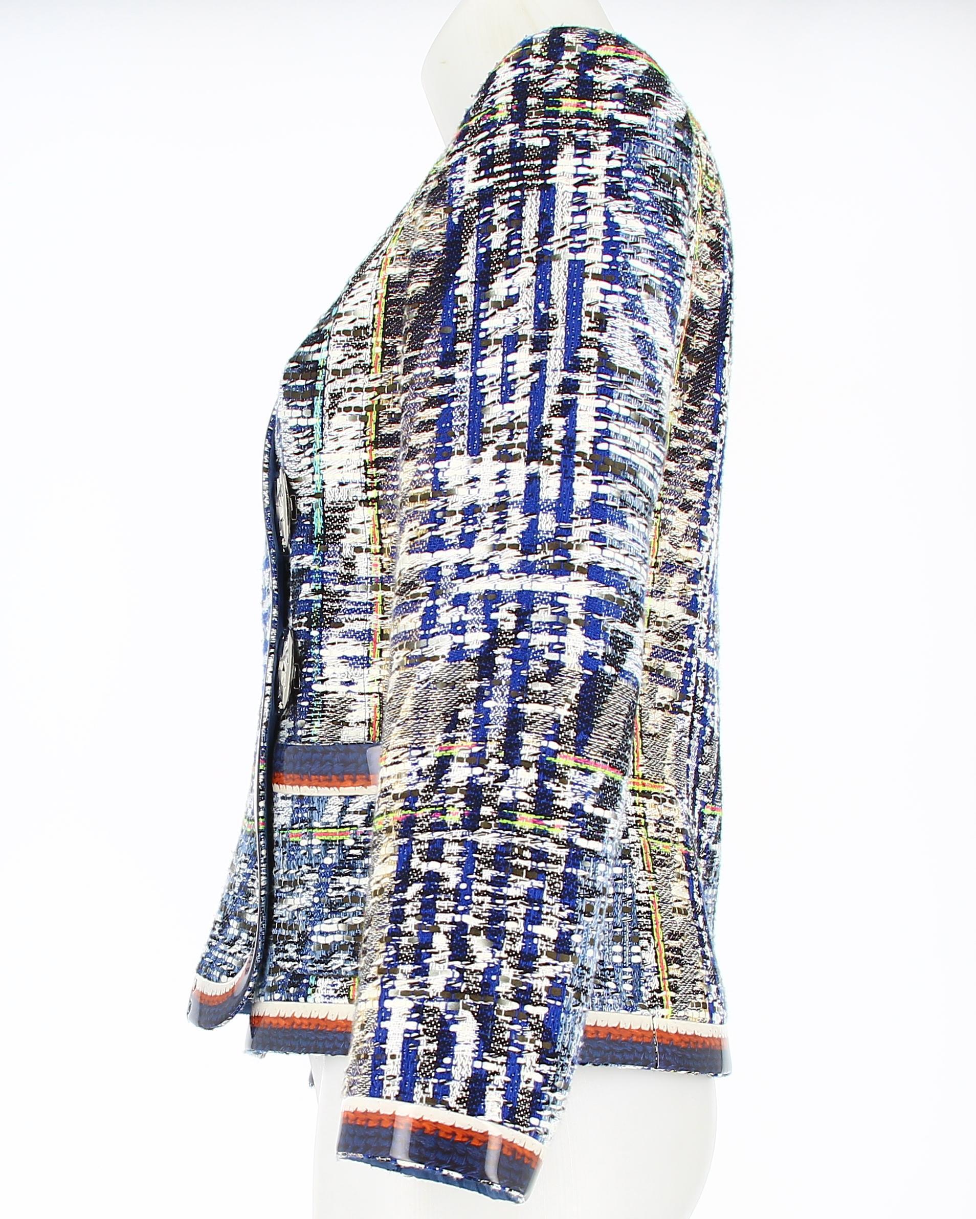 Chanel Tweed-Jacke Frühjahr 2016.
Sehr guter Zustand, weist einige Gebrauchs- und Abnutzungsspuren auf, aber nichts Sichtbares.
Bunte Tweedjacke aus Baumwolle mit PVC-Details, seidenblauem Futter, zwei runden silberfarbenen Verschlüssen und zwei