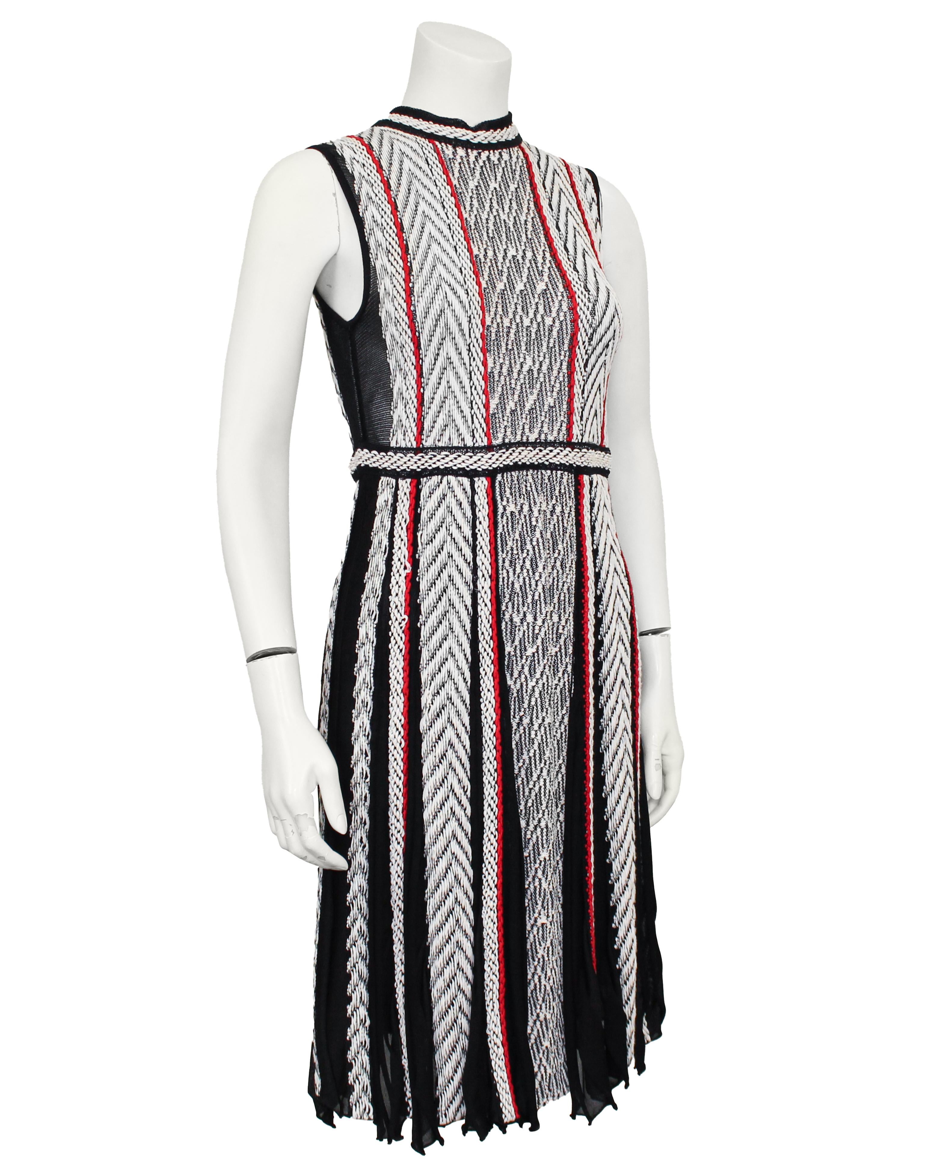 Frühling 2017 Oscar De La Renta Schwarzes, weißes und rotes Strickkleid & Jacke Ensemble (Grau) im Angebot