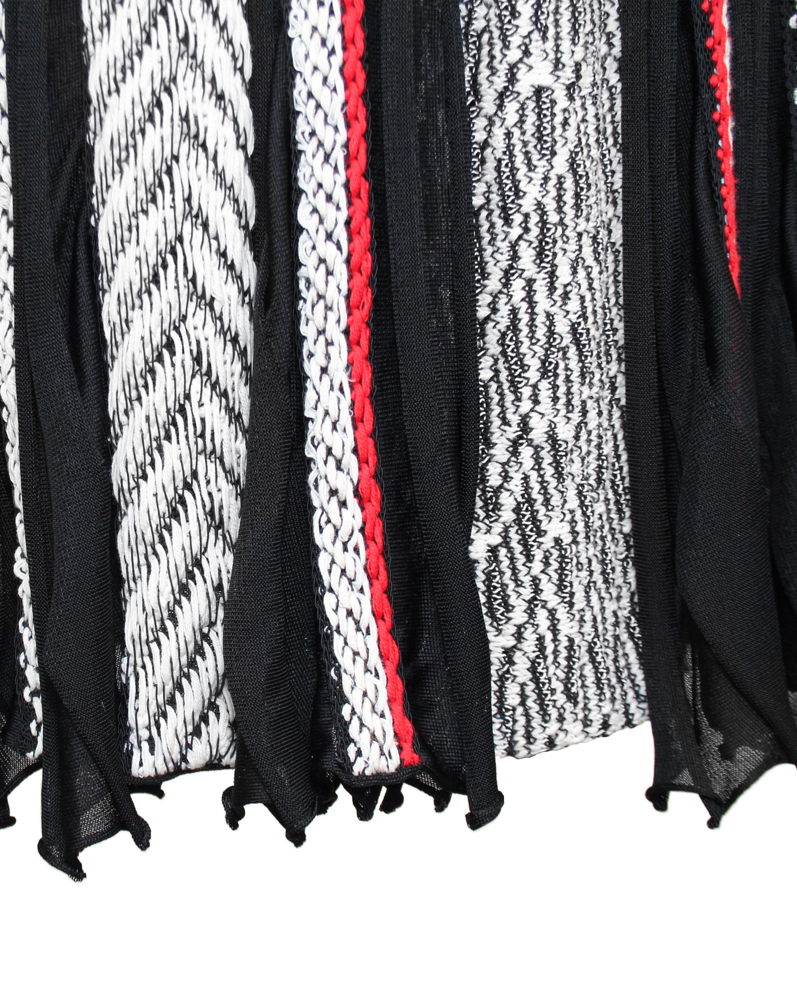 Frühling 2017 Oscar De La Renta Schwarzes, weißes und rotes Strickkleid & Jacke Ensemble im Angebot 4