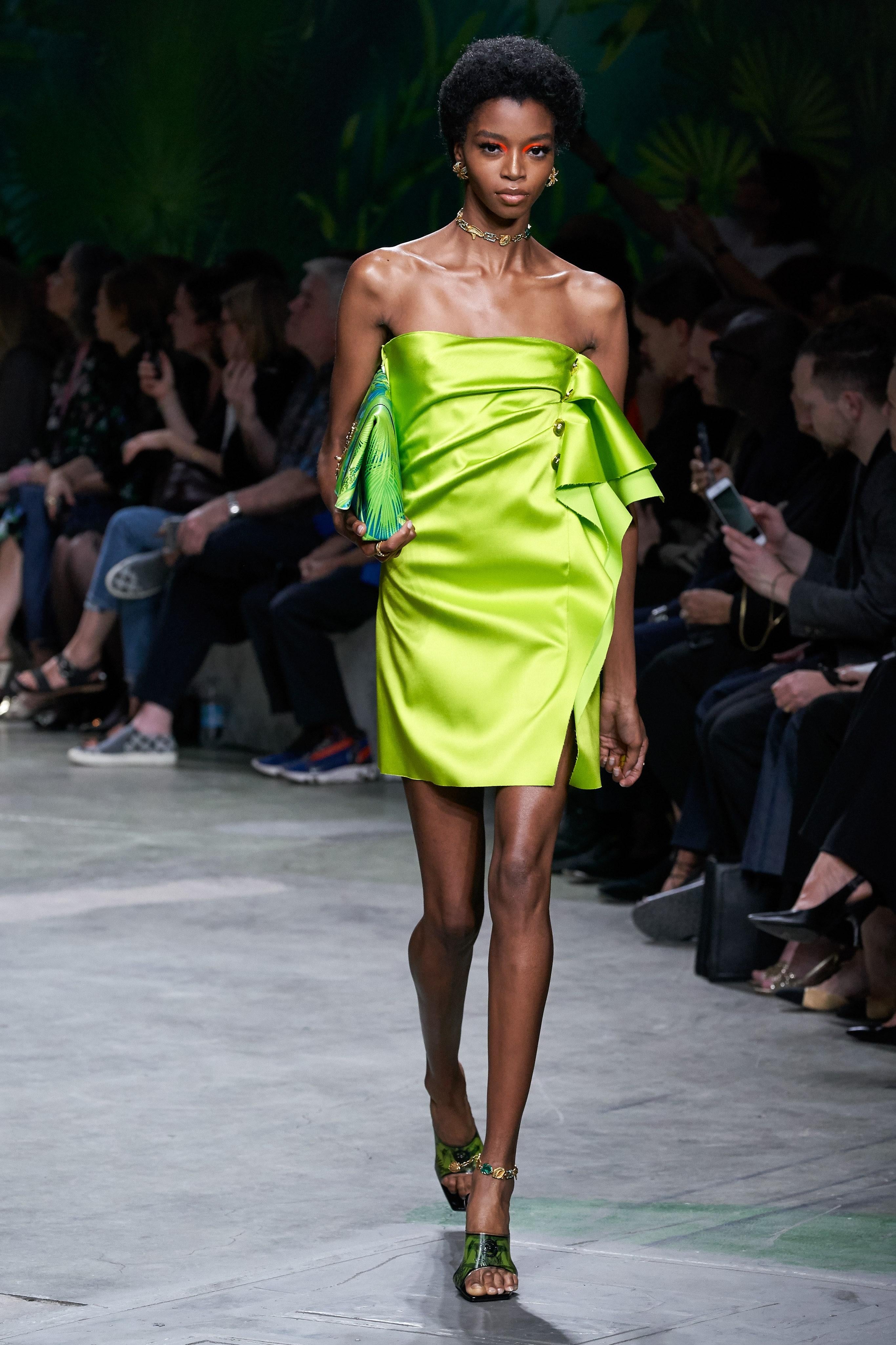  VERSACE 

Spring 2020 Look #42


Bright lime green stretch satin mini dress from Versace with off-shoulders design, lateral gathered detail with golden buttons embellishment.

lime green 
silk-blend 
sleeveless
concealed side zip fastening
draped