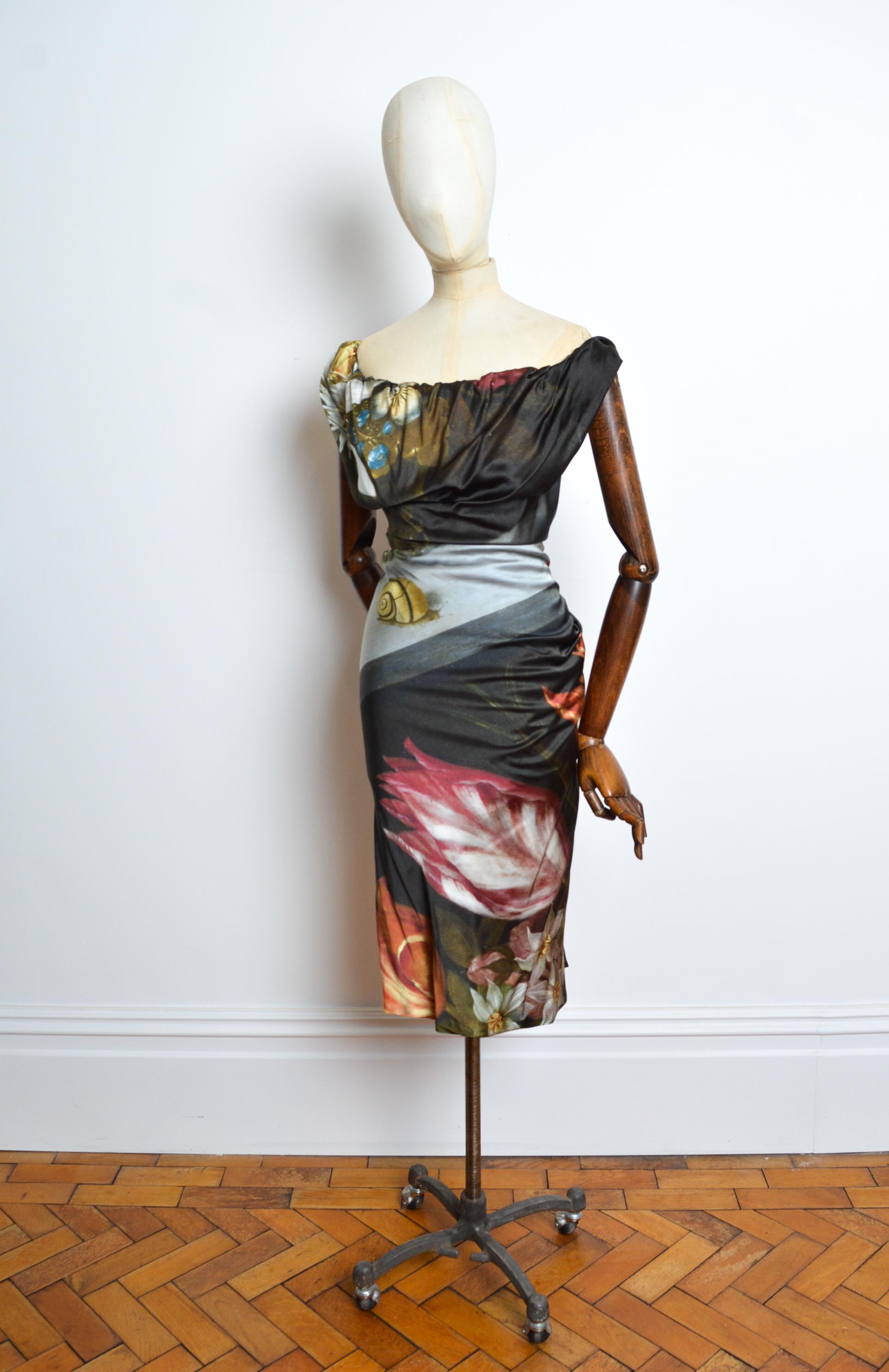 Magnifique robe à la silhouette presque corsetée de Vivienne Westwood pour la Collectional Printemps 2020 présentant un imprimé renaissance sur l'ensemble du corps, avec une taille nippée, des épaules drapées et une fermeture éclair dissimulée sur